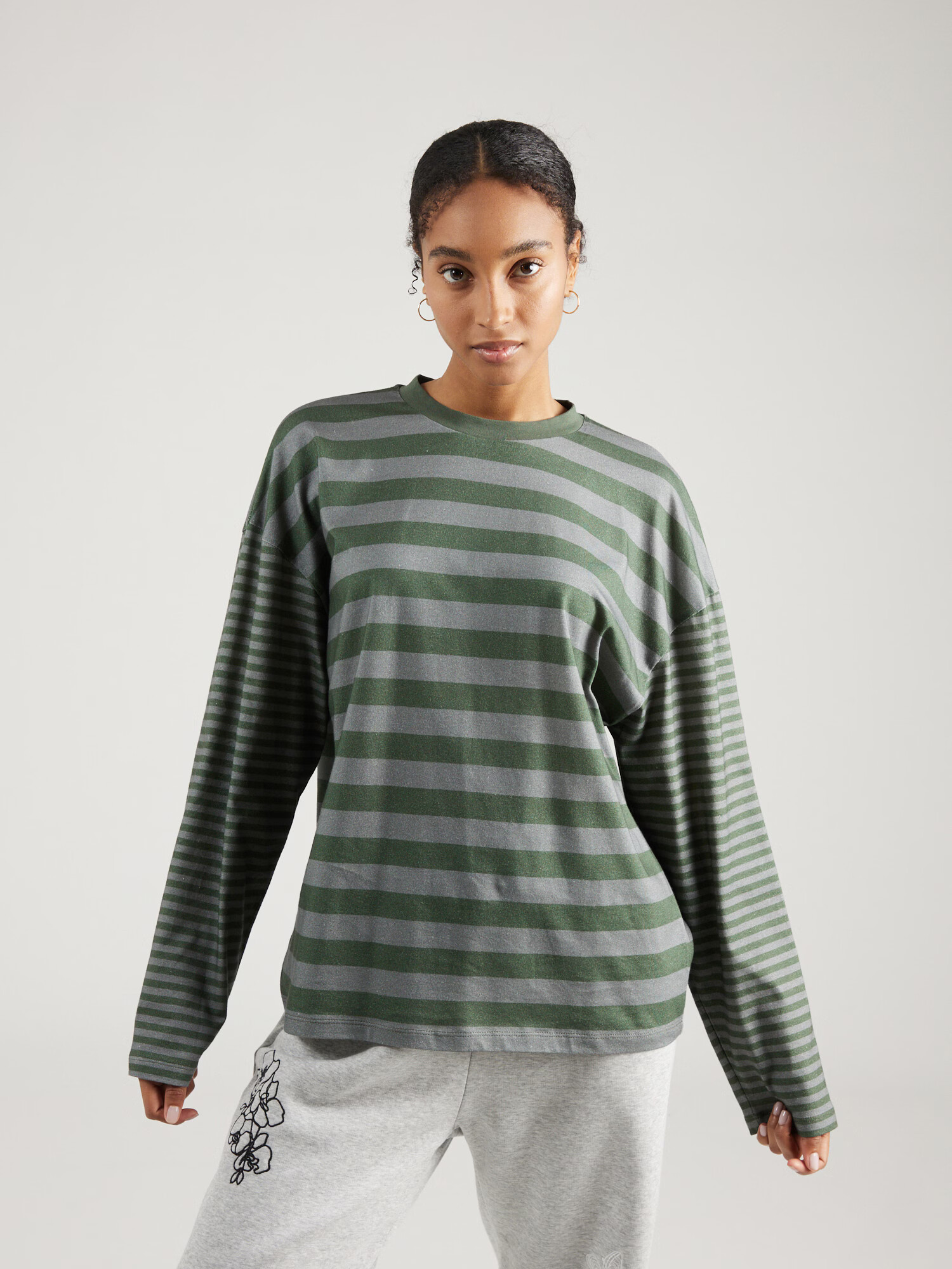 florence by mills exclusive for ABOUT YOU Tricou 'Blissful' gri / verde închis - Pled.ro