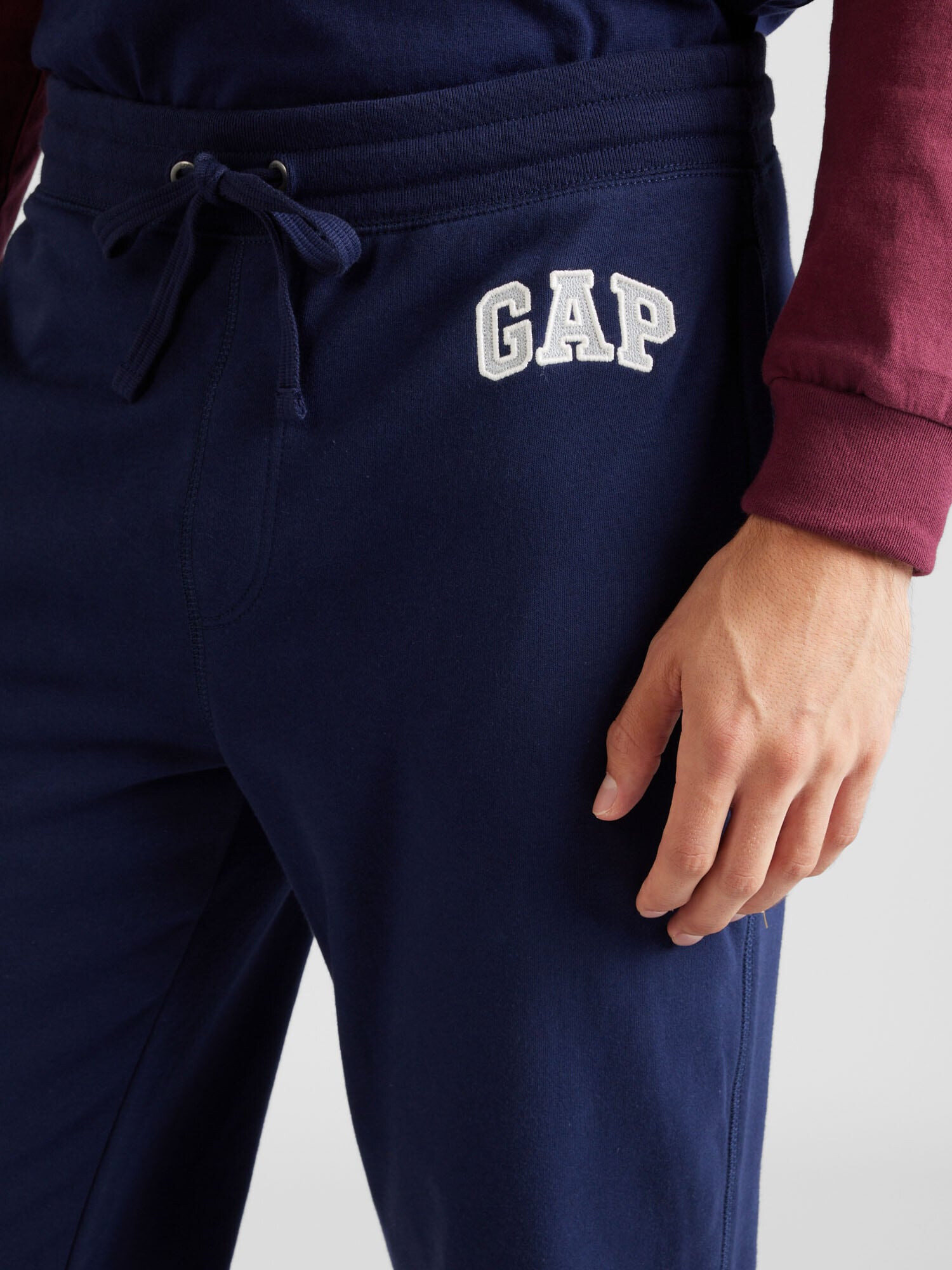 GAP Pantaloni albastru închis / gri deschis / alb - Pled.ro