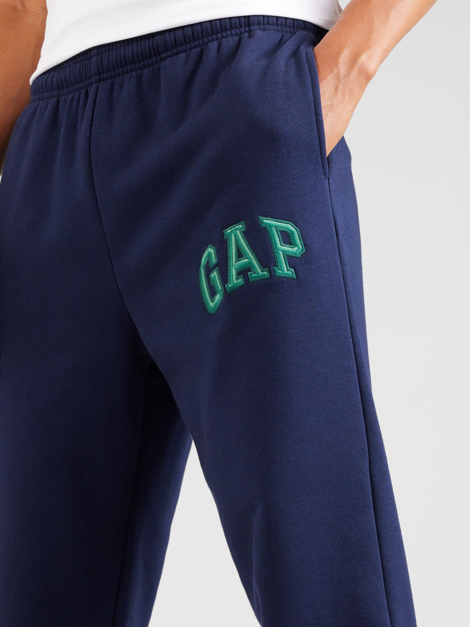 GAP Pantaloni bleumarin / verde iarbă - Pled.ro