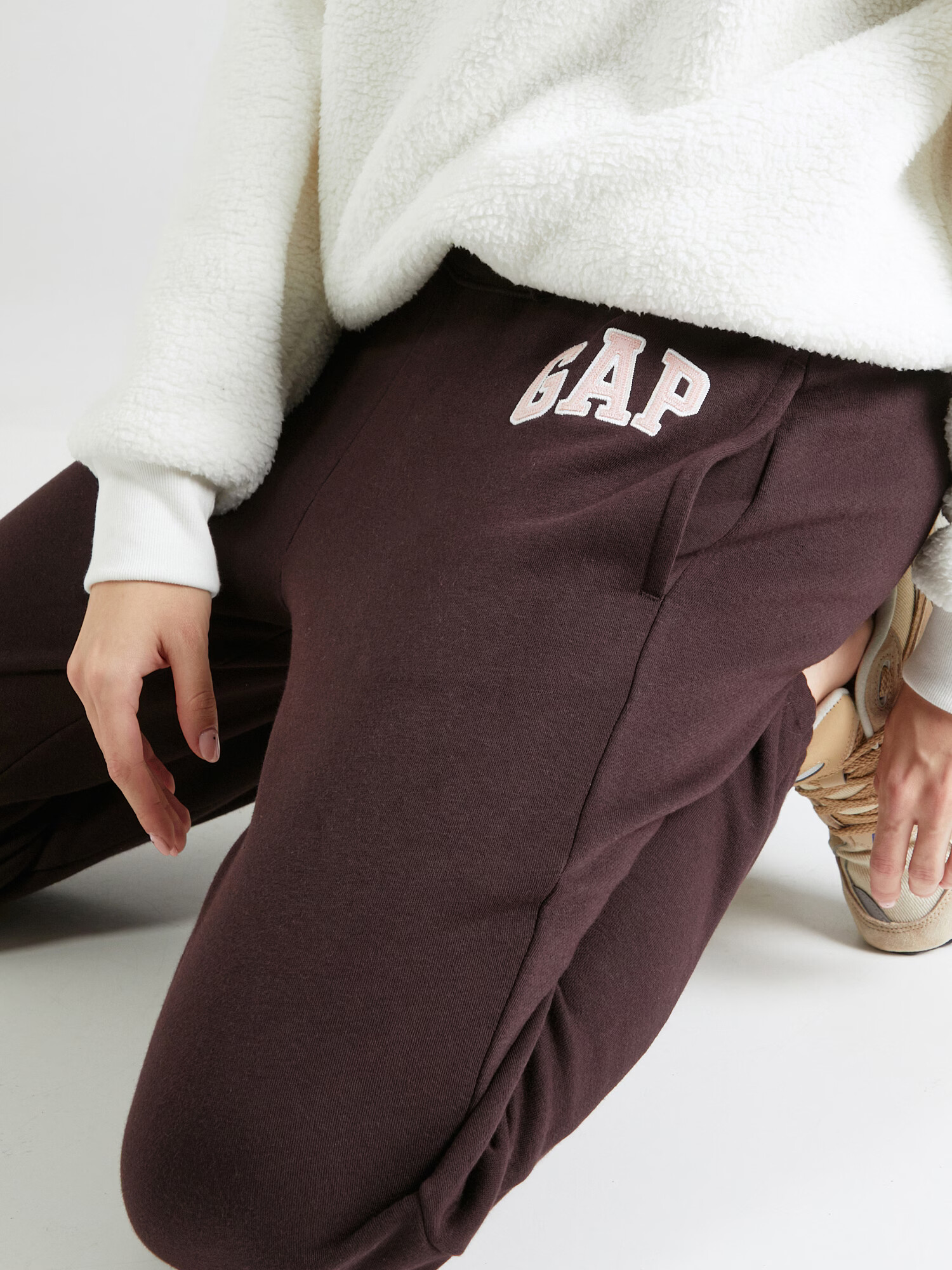 GAP Pantaloni 'HERITAGE' maro închis / roz / alb - Pled.ro