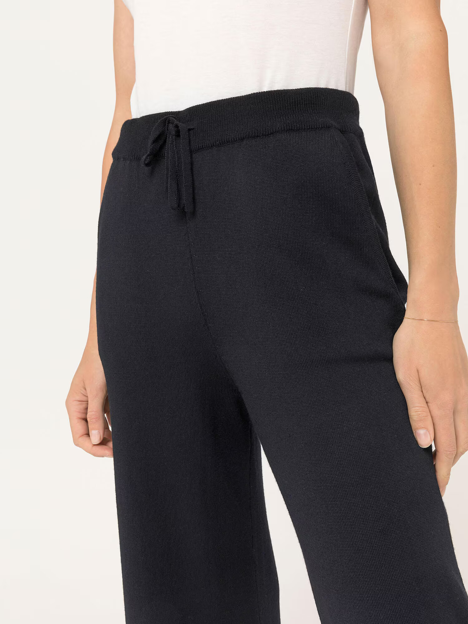 hessnatur Pantaloni negru - Pled.ro