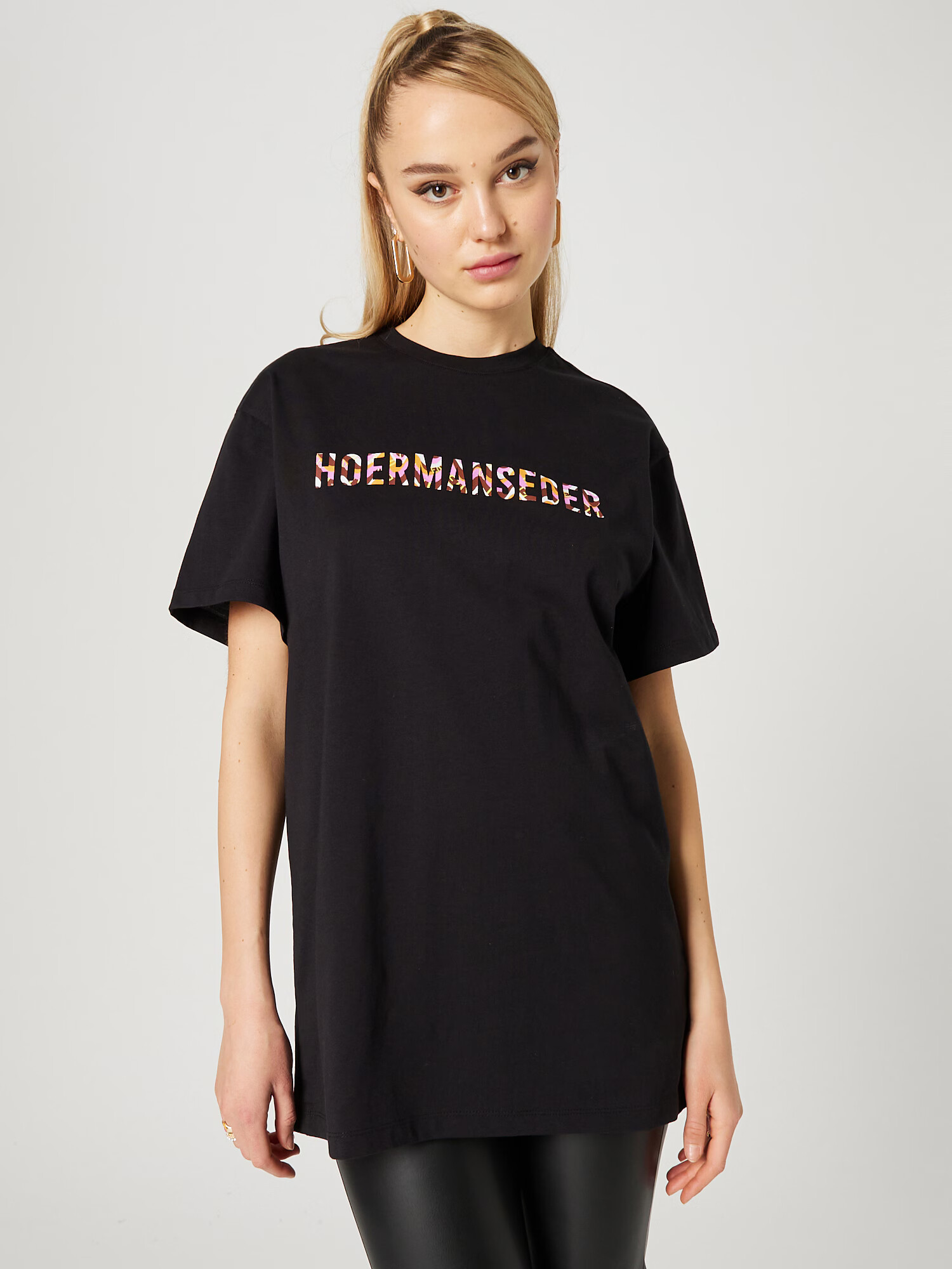 Hoermanseder x About You Tricou 'Suki' negru - Pled.ro