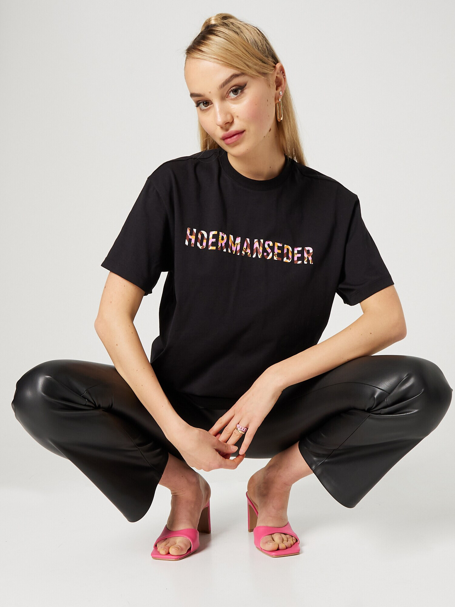 Hoermanseder x About You Tricou 'Suki' negru - Pled.ro