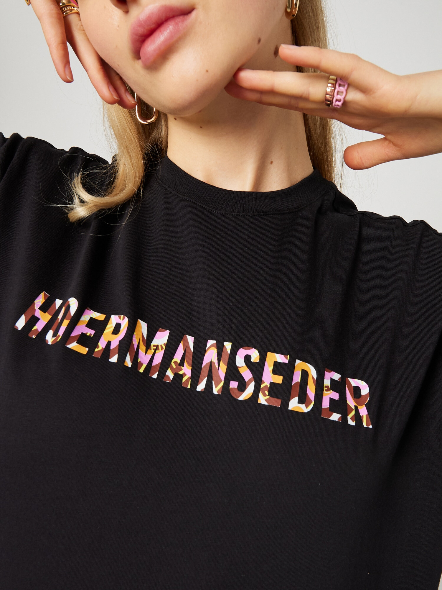 Hoermanseder x About You Tricou 'Suki' negru - Pled.ro