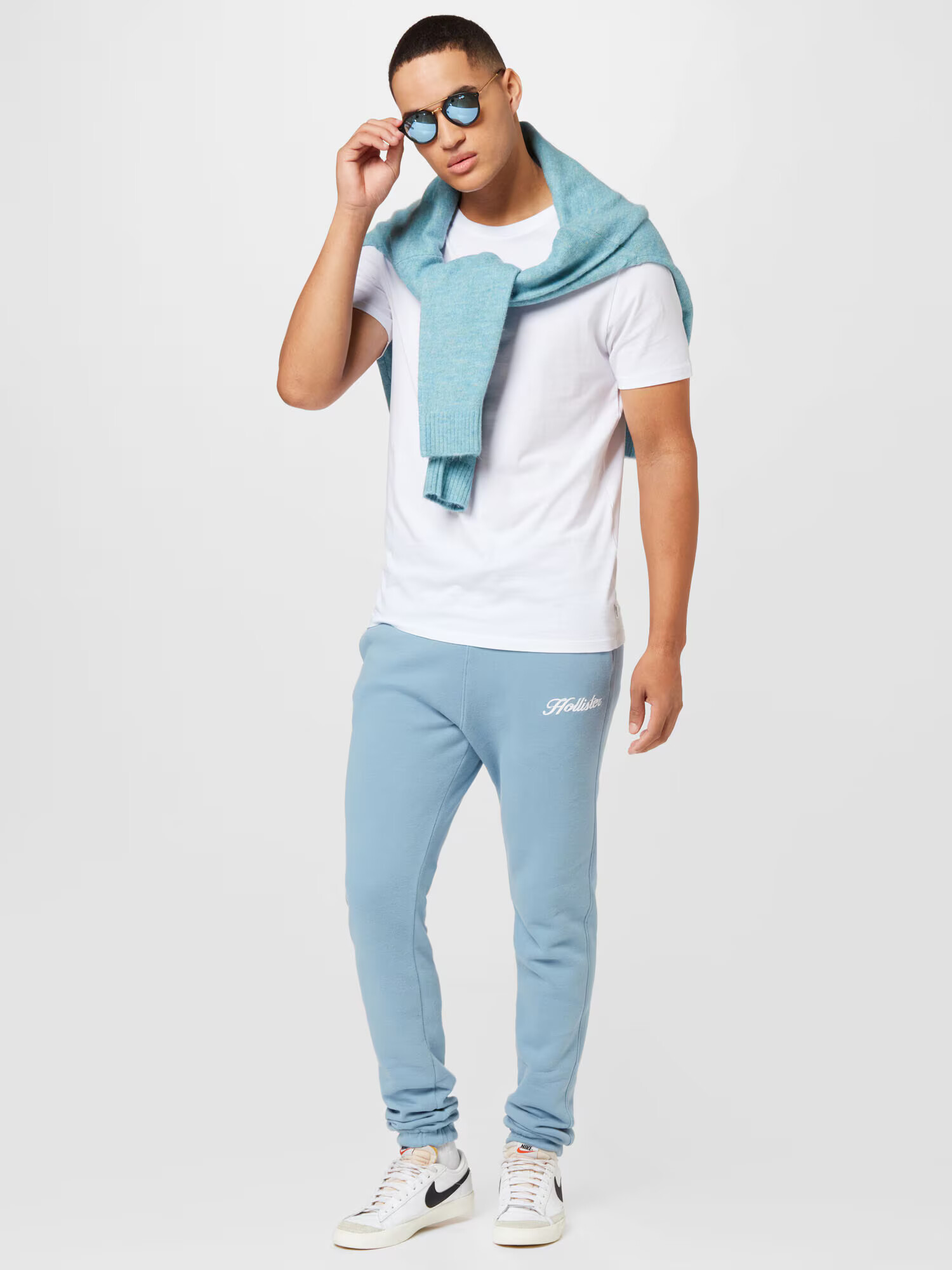 HOLLISTER Pantaloni albastru deschis / alb - Pled.ro