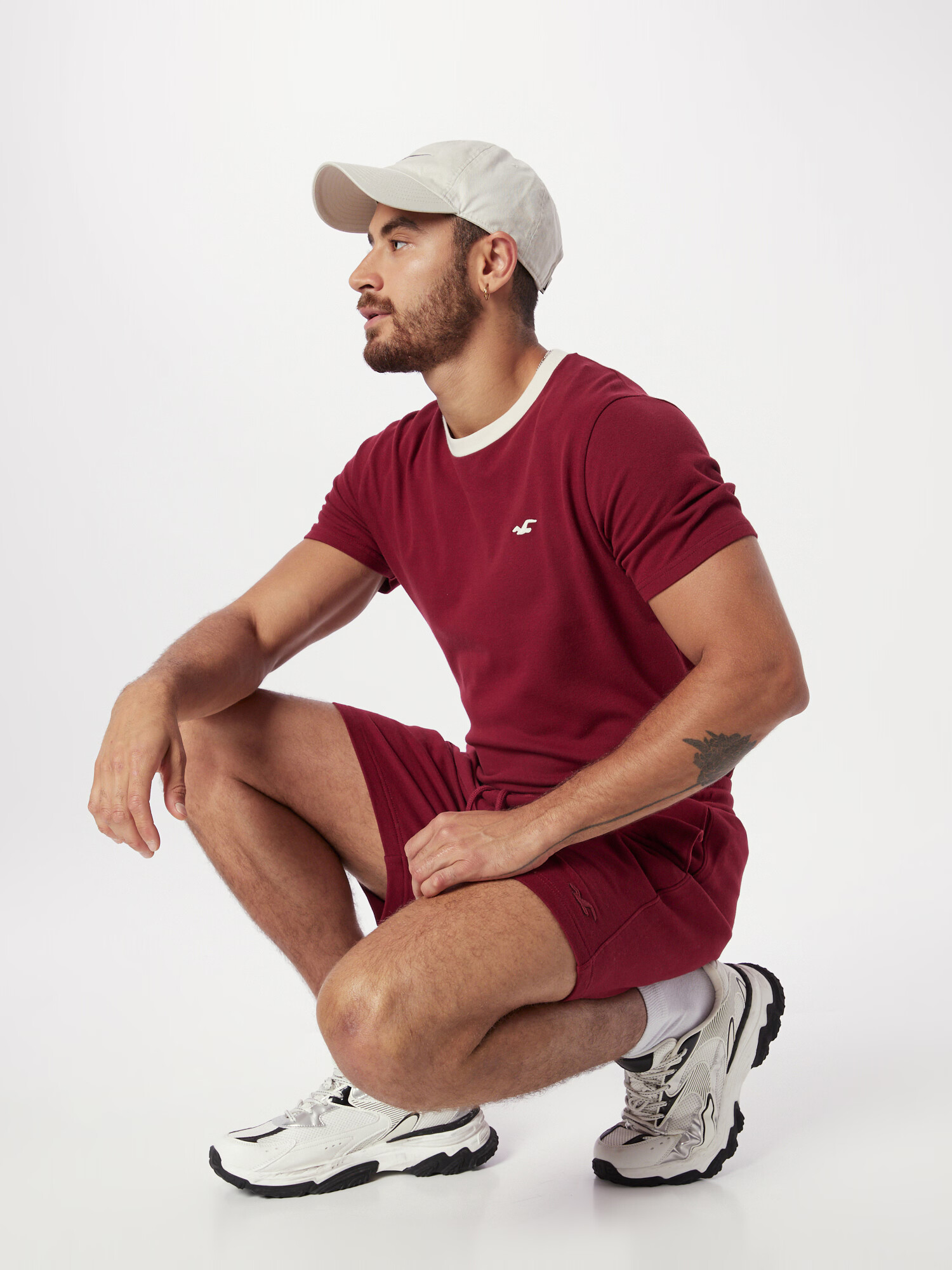 HOLLISTER Tricou roșu bordeaux / alb - Pled.ro