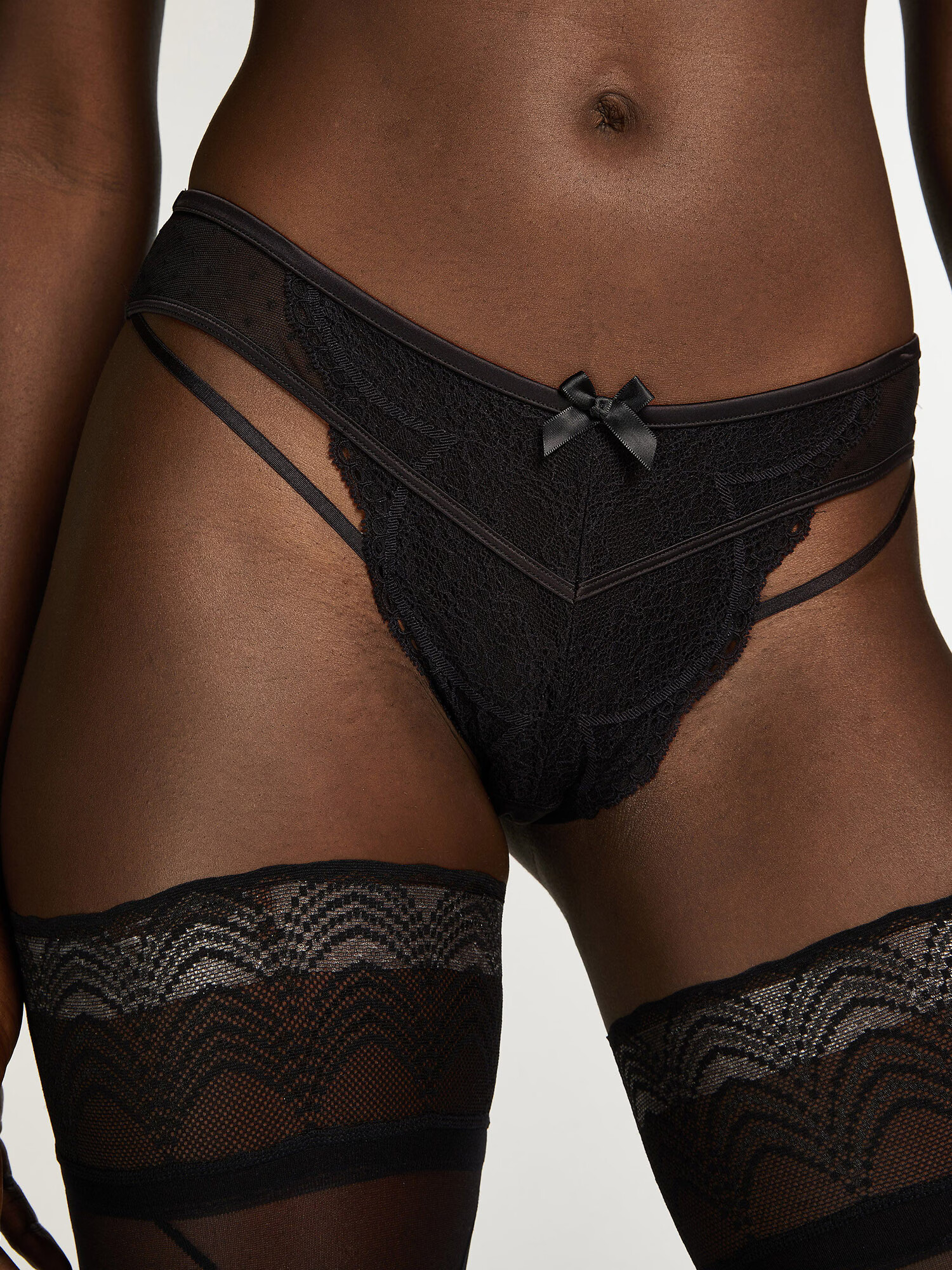 Hunkemöller Tanga 'Fleur' negru - Pled.ro