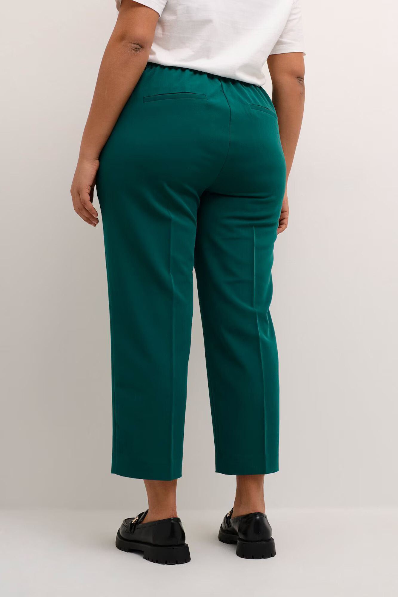 KAFFE CURVE Pantaloni cu dungă 'Sakira' verde smarald - Pled.ro