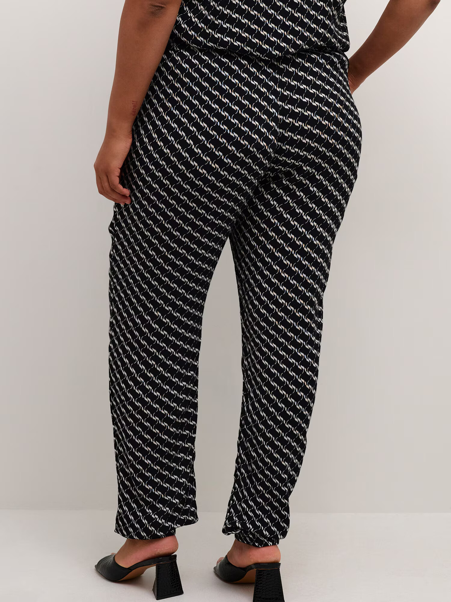 KAFFE CURVE Pantaloni 'Marca' negru / alb - Pled.ro