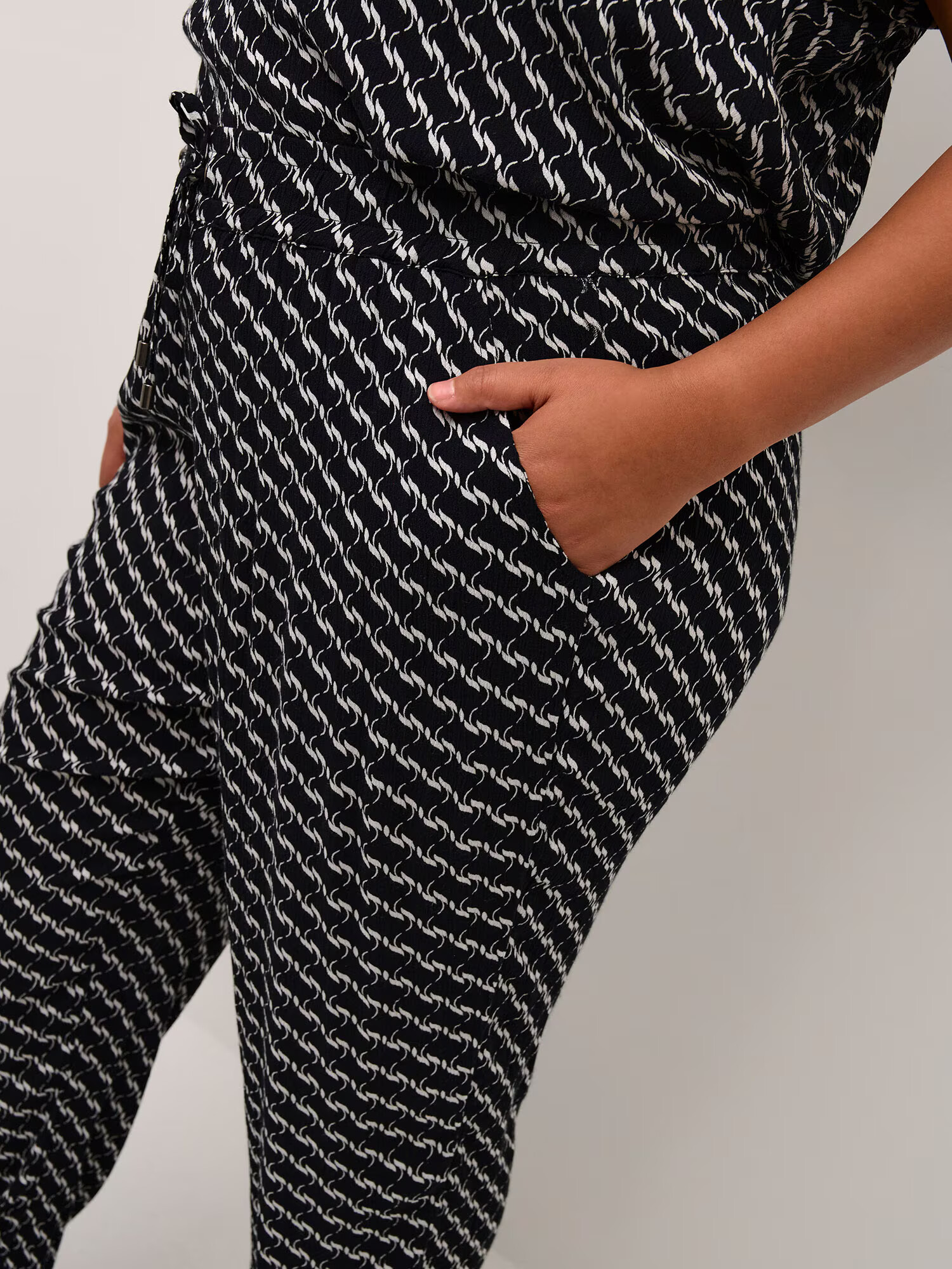 KAFFE CURVE Pantaloni 'Marca' negru / alb - Pled.ro