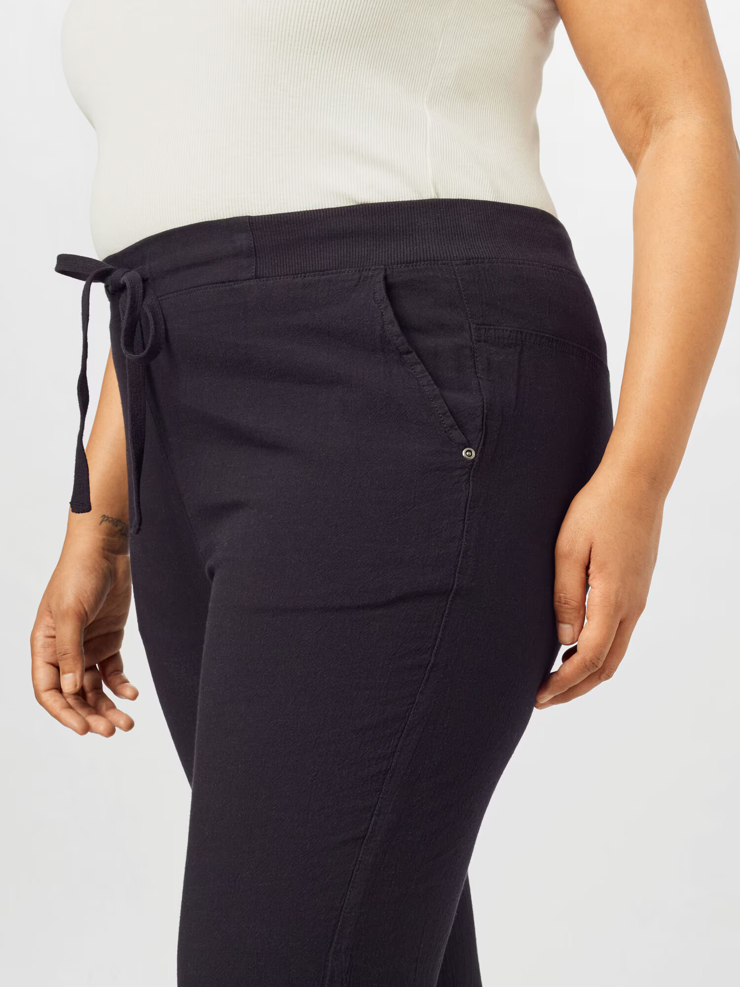 KAFFE CURVE Pantaloni 'Nana' negru - Pled.ro