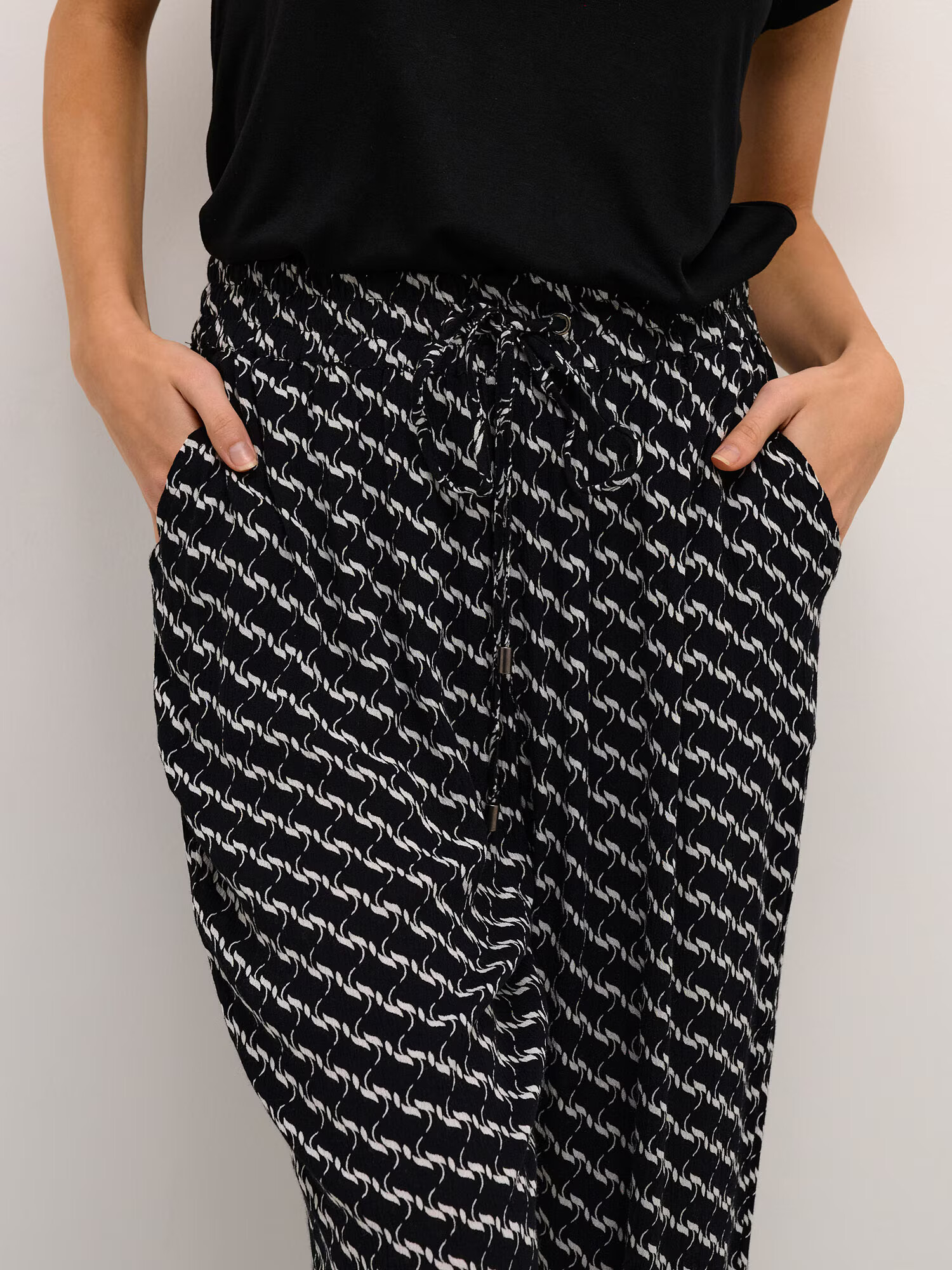 Kaffe Pantaloni 'Marita' negru / alb - Pled.ro