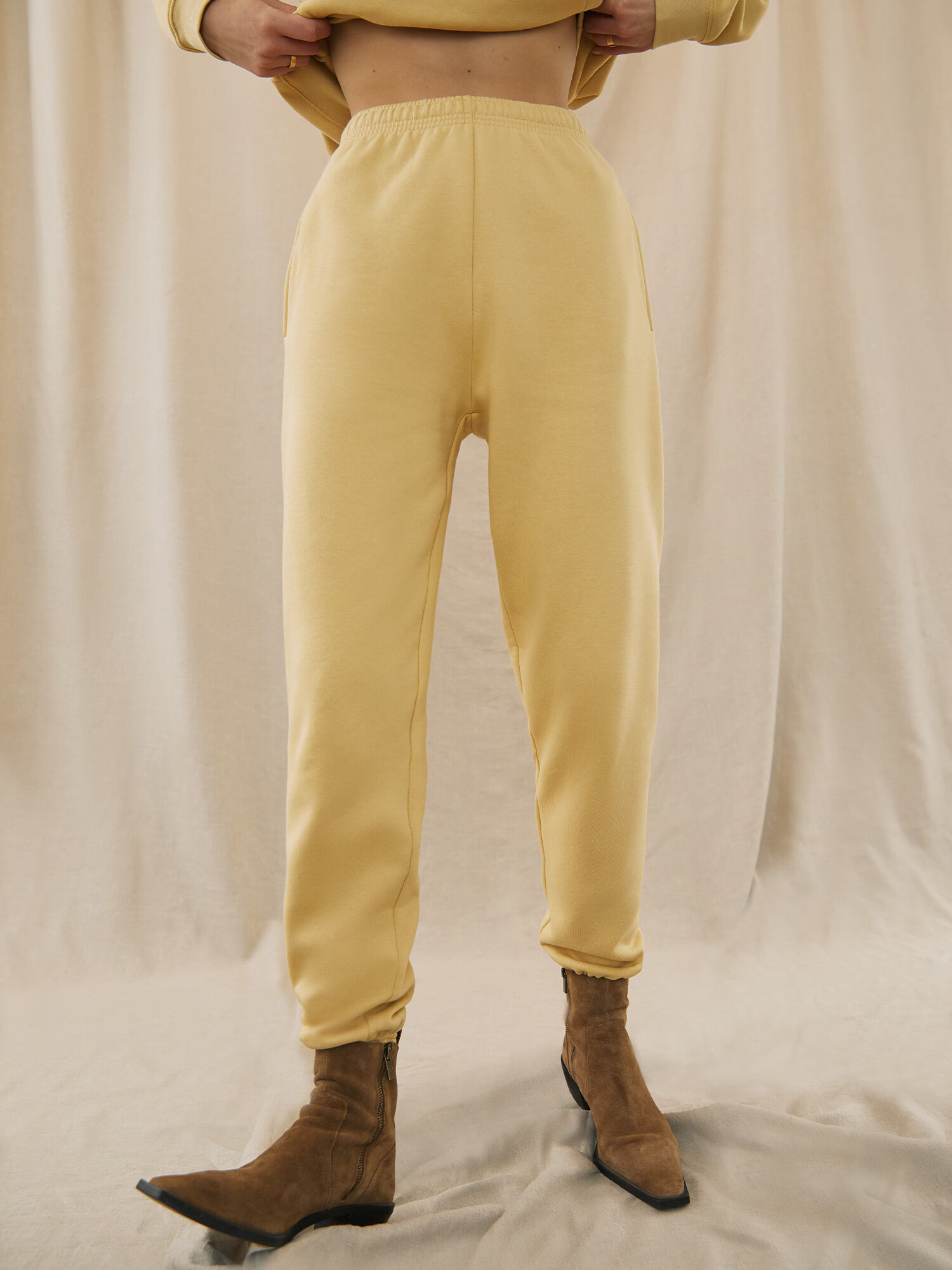 Kendall for ABOUT YOU Pantaloni 'Dillen' ocru - Pled.ro