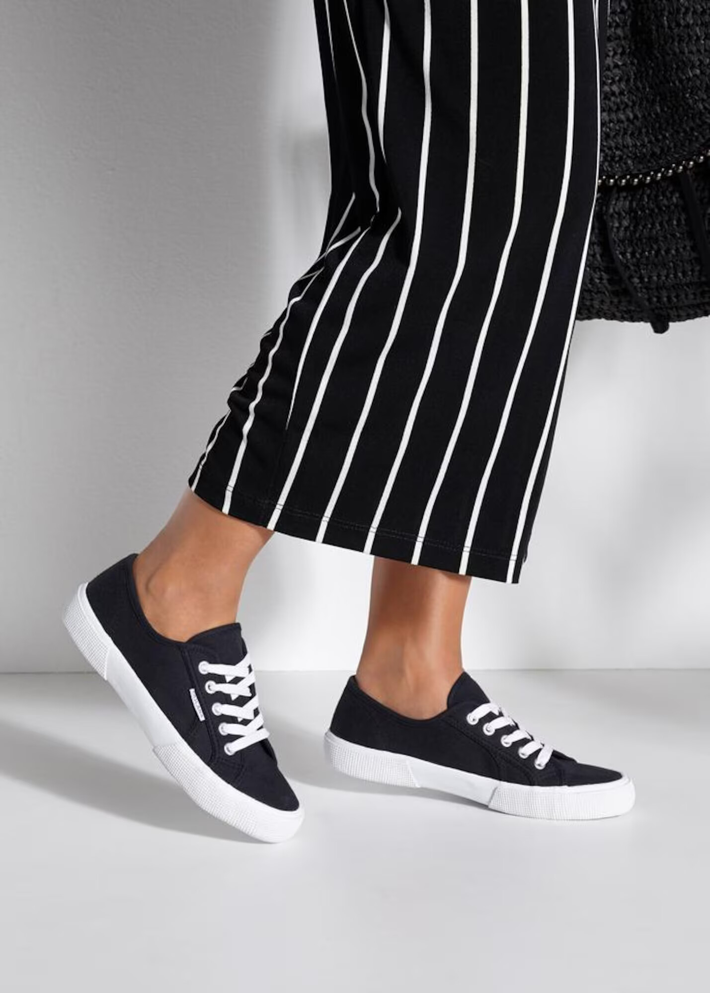 LASCANA Sneaker low negru - Pled.ro