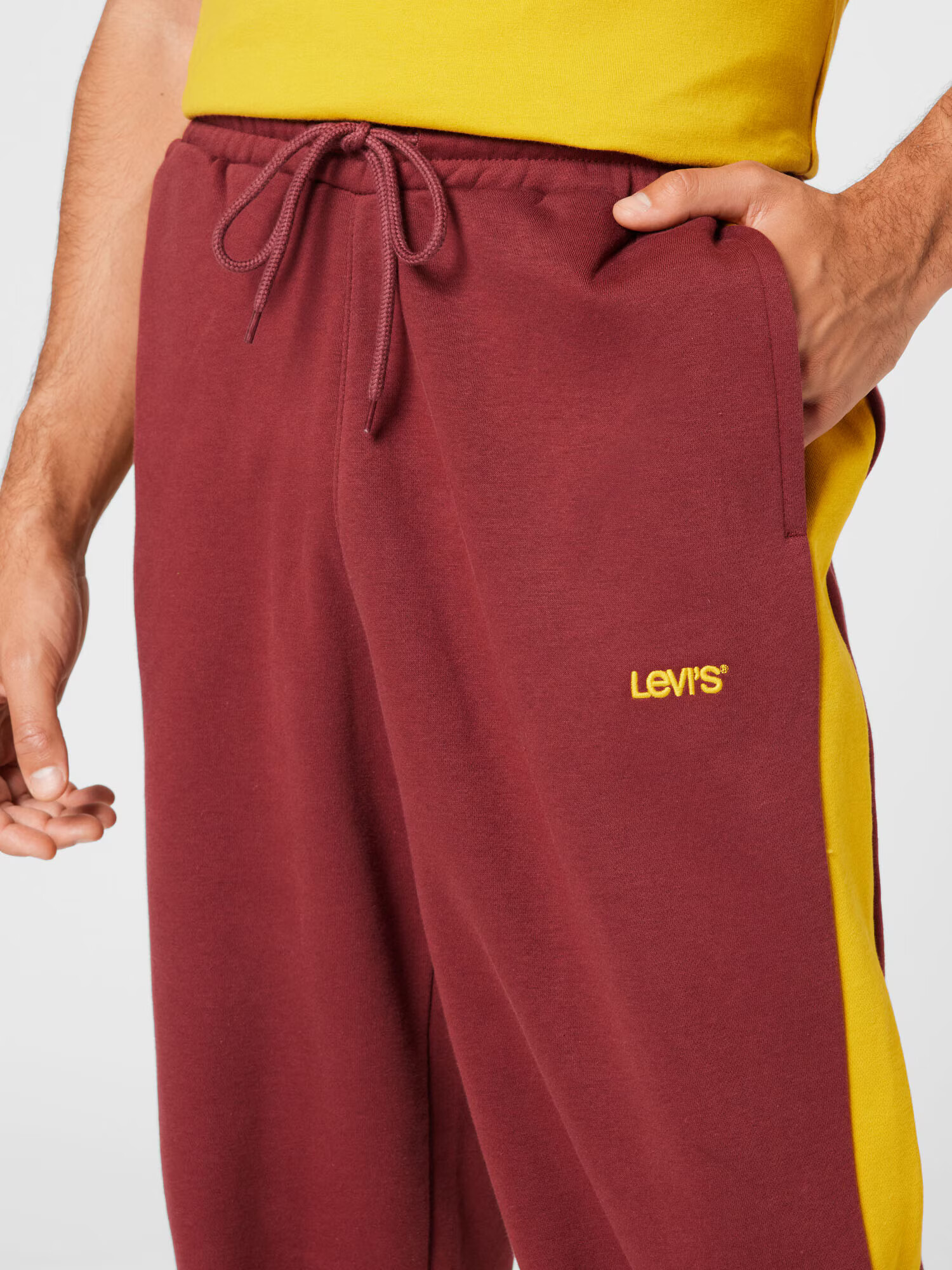 LEVI'S ® Pantaloni galben / roșu bordeaux - Pled.ro