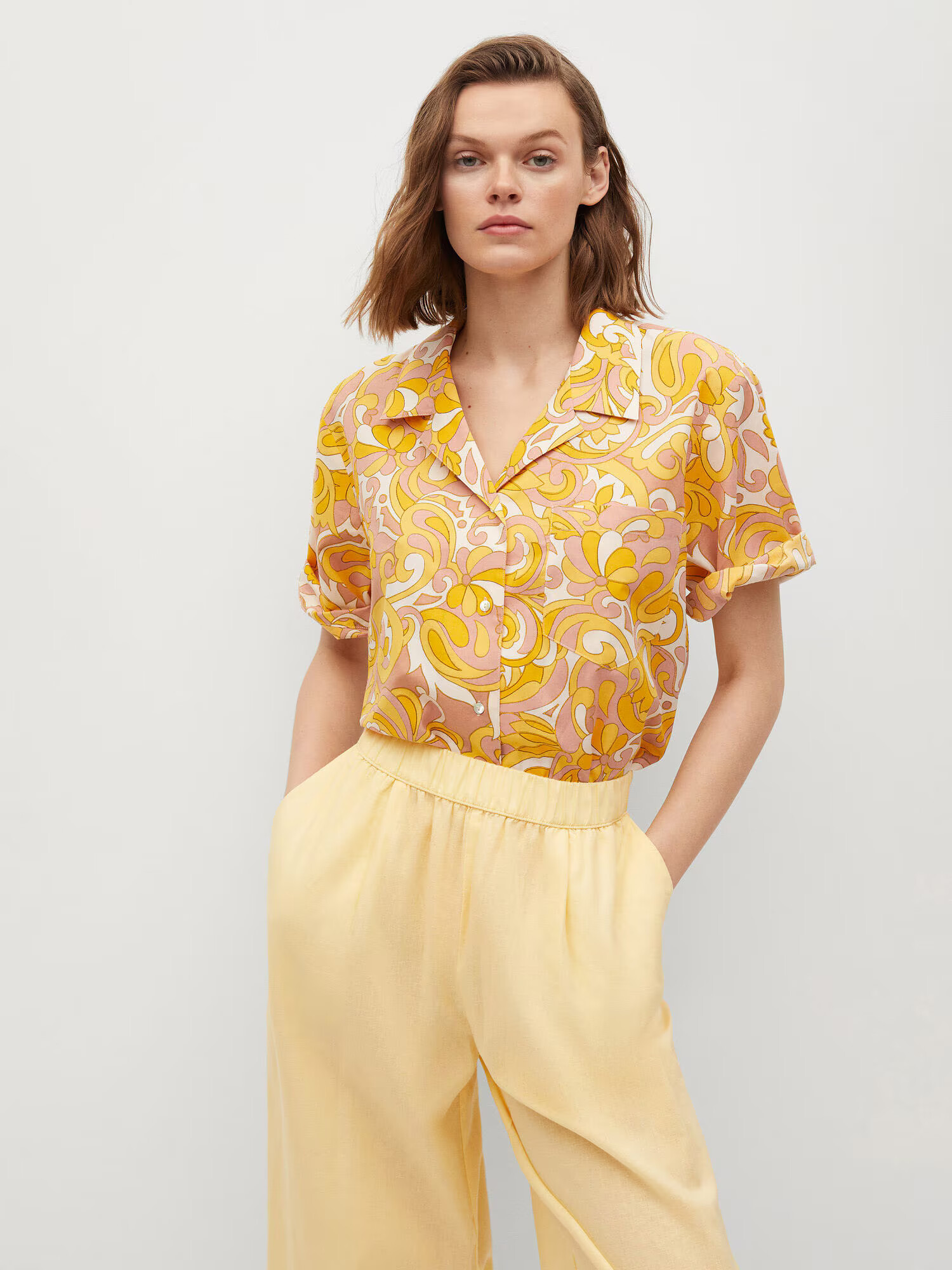 MANGO Pantaloni cutați 'Wave' galben deschis - Pled.ro