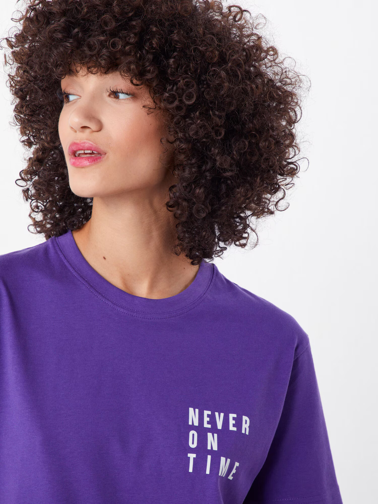 Merchcode Tricou 'Never On Time' mov neon / alb - Pled.ro