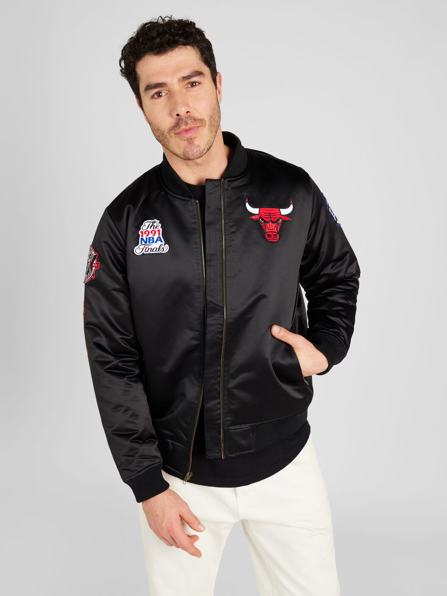 Mitchell & Ness Geacă de primăvară-toamnă 'CHICAGO BULLS' albastru deschis / roșu / negru / alb - Pled.ro