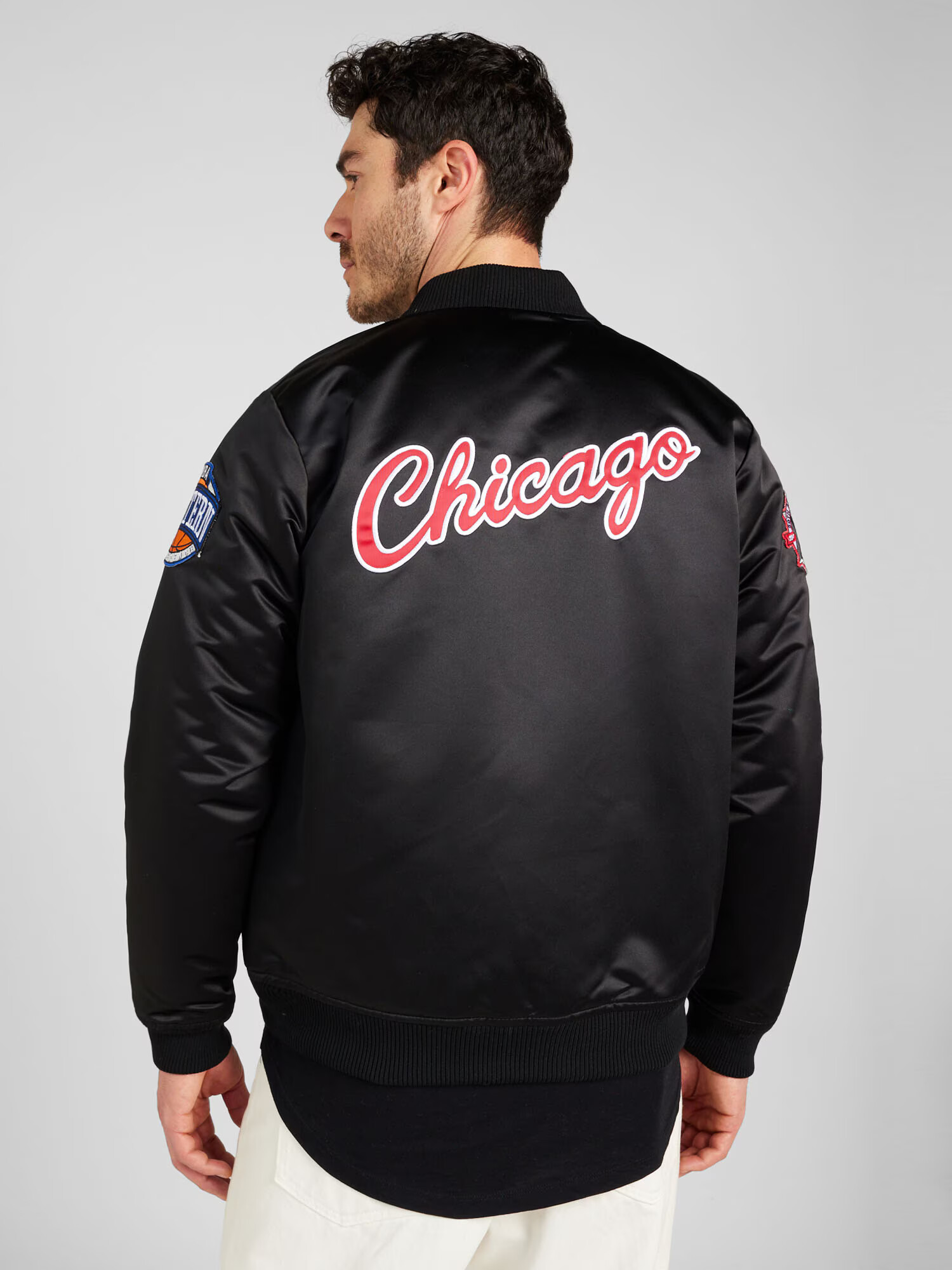 Mitchell & Ness Geacă de primăvară-toamnă 'CHICAGO BULLS' albastru deschis / roșu / negru / alb - Pled.ro