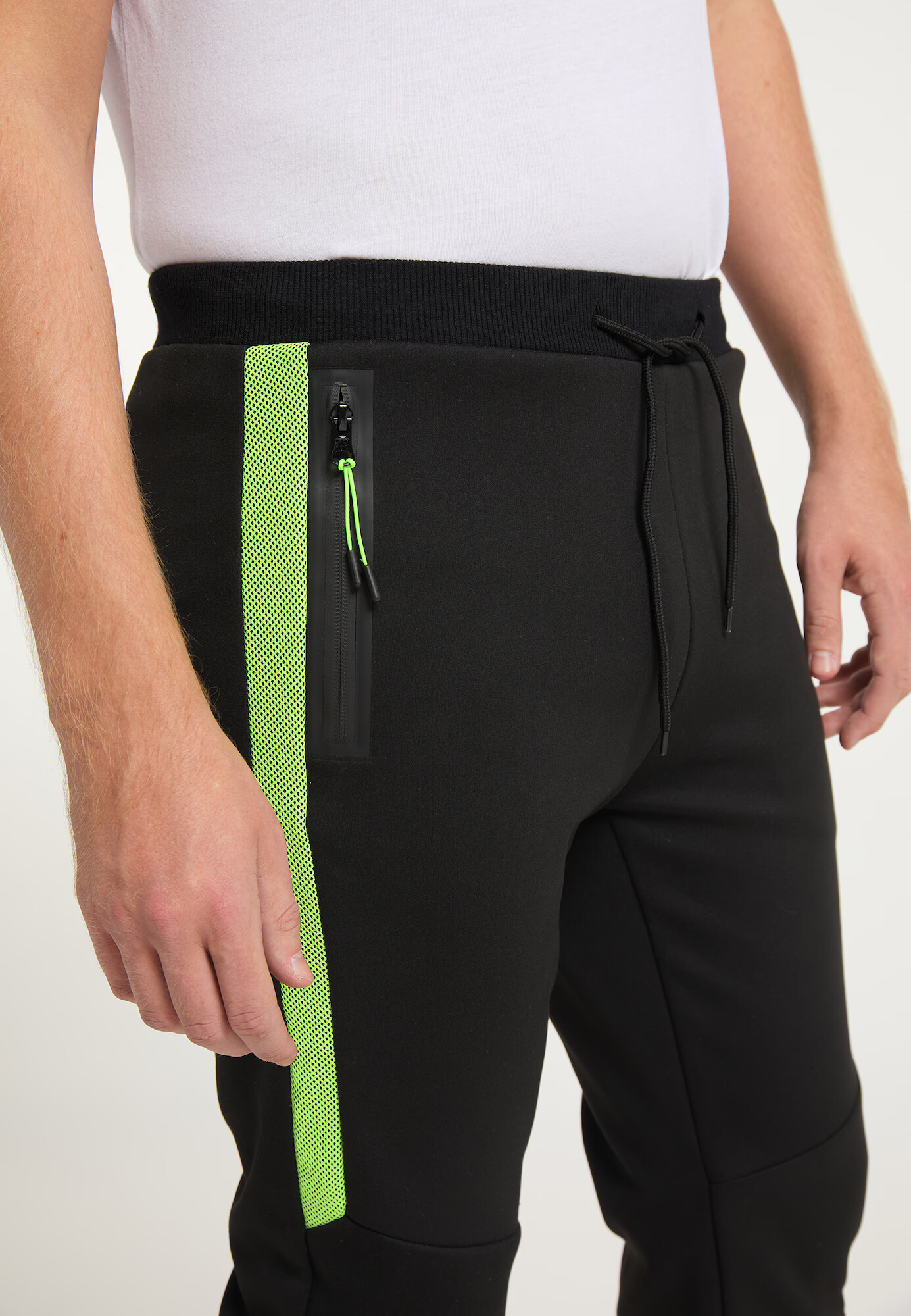 Mo SPORTS Pantaloni verde deschis / negru - Pled.ro