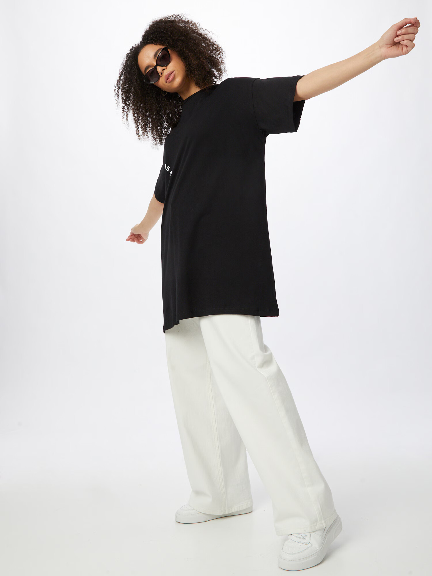 Moves Tricou supradimensional 'Sarali' negru / alb - Pled.ro