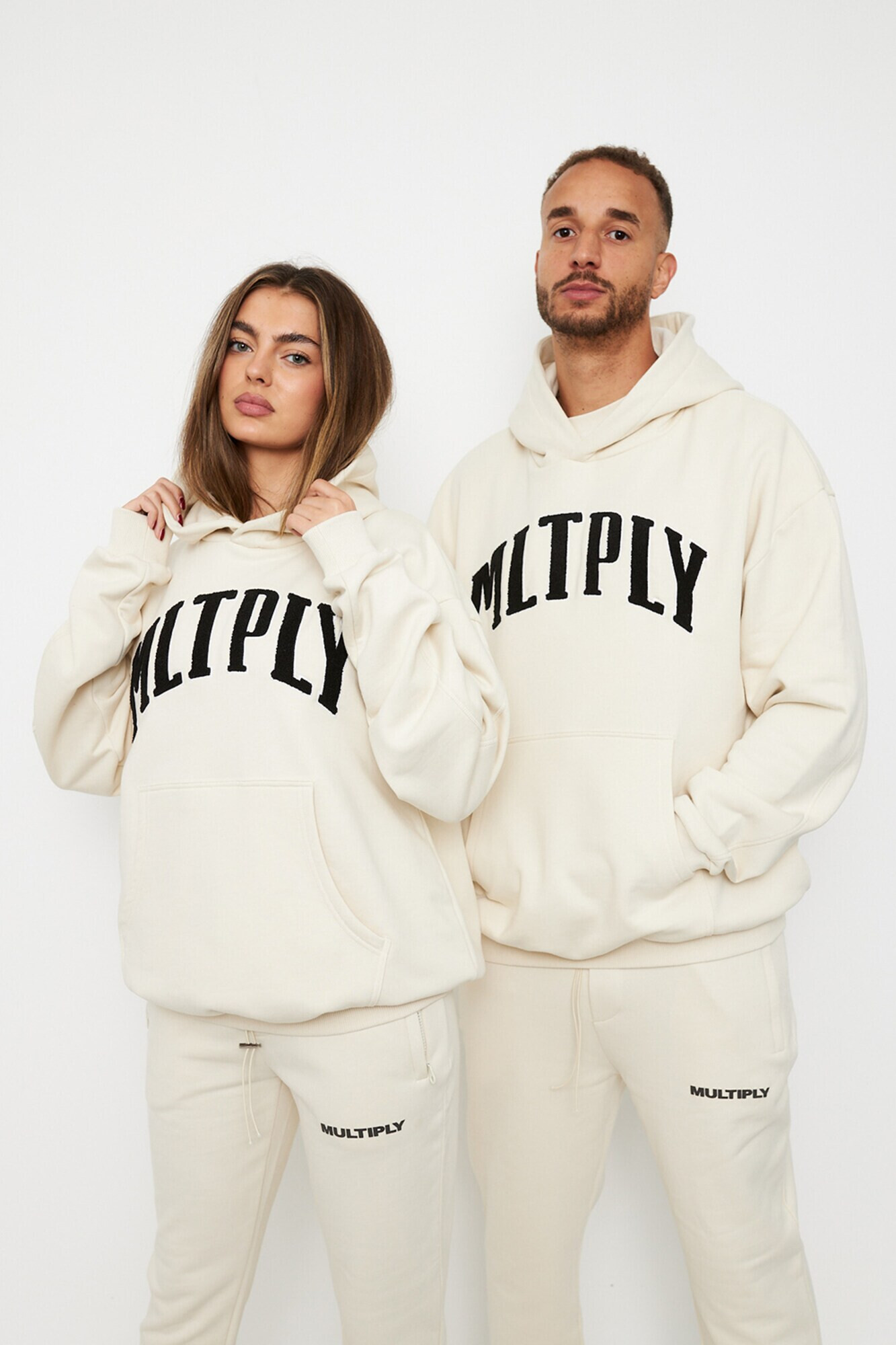 Multiply Apparel Bluză de molton 'Embroidery' bej deschis / negru / alb - Pled.ro