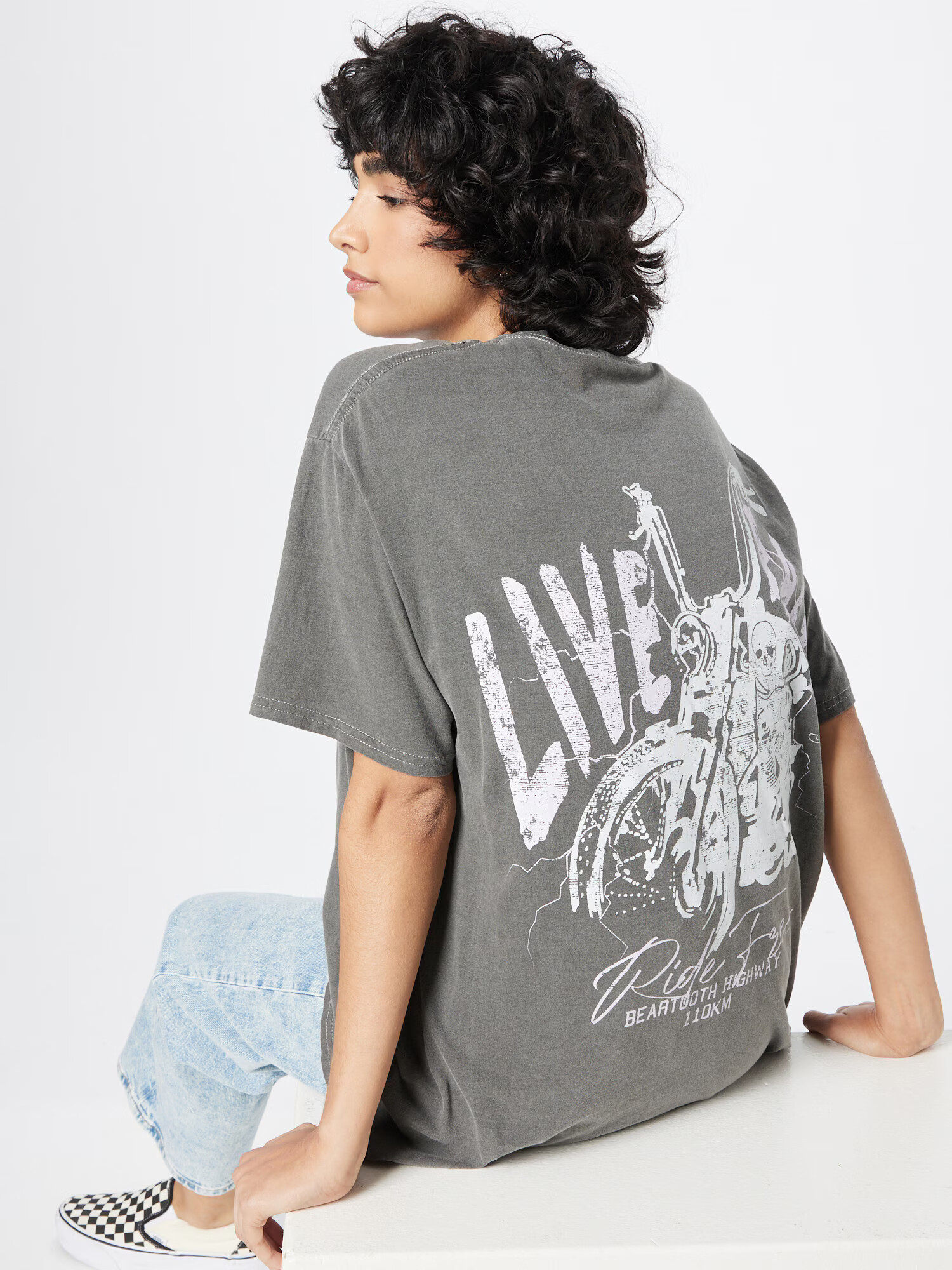 Nasty Gal Plus Tricou 'Live Fast' gri / alb - Pled.ro