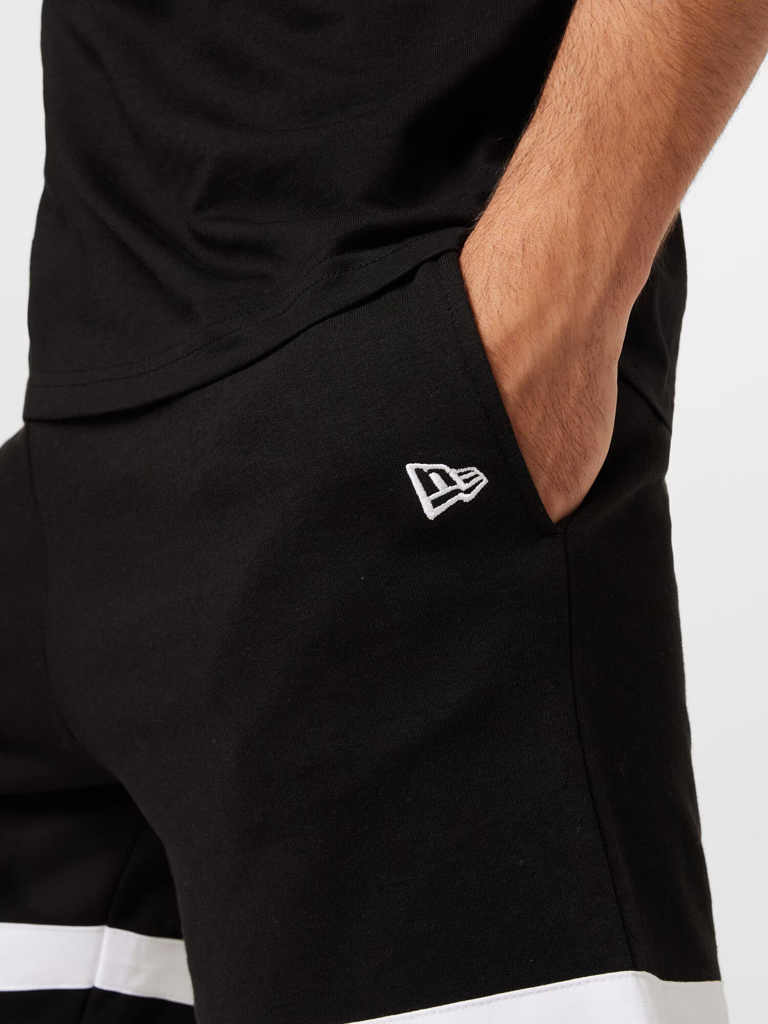 NEW ERA Pantaloni negru / alb - Pled.ro