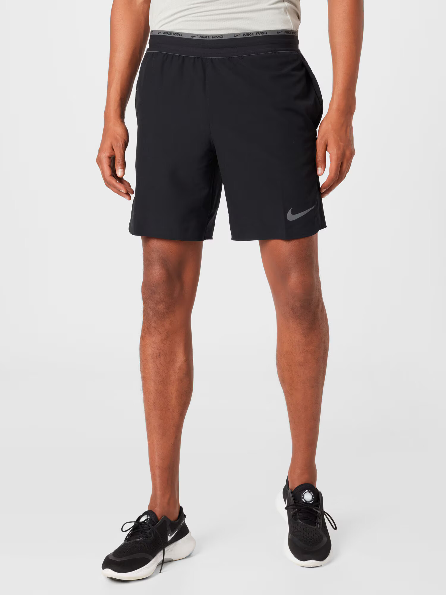 NIKE Pantaloni sport gri / negru - Pled.ro