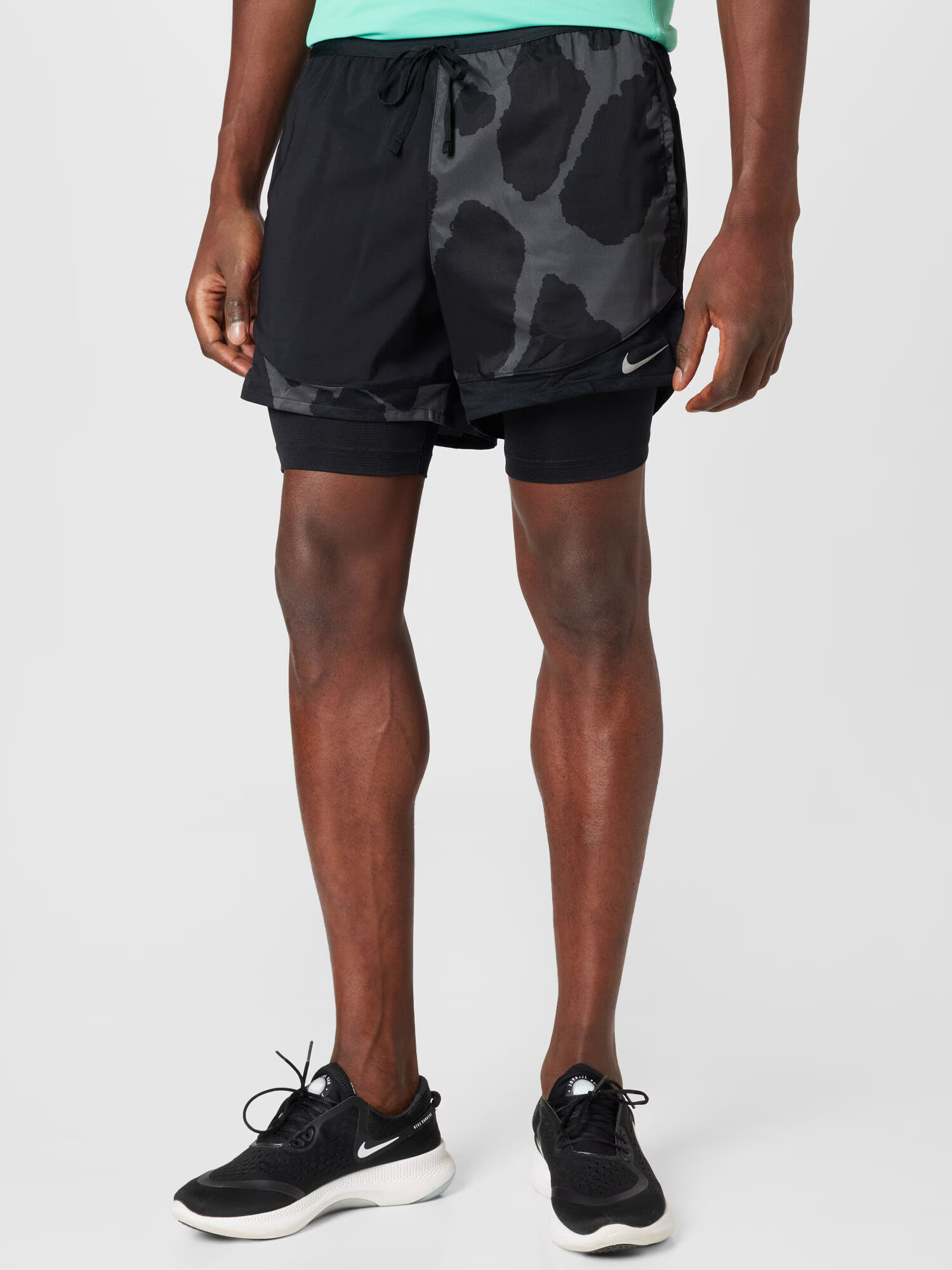 NIKE Pantaloni sport 'STRIDE' gri / negru / alb - Pled.ro