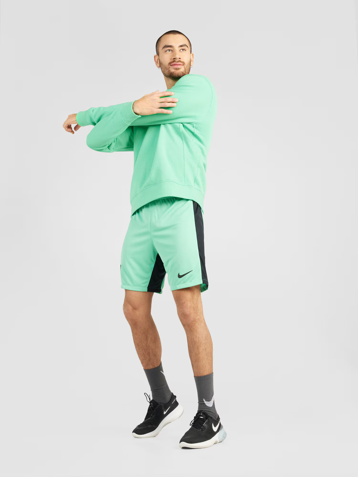 NIKE Pantaloni sport verde mentă / negru - Pled.ro