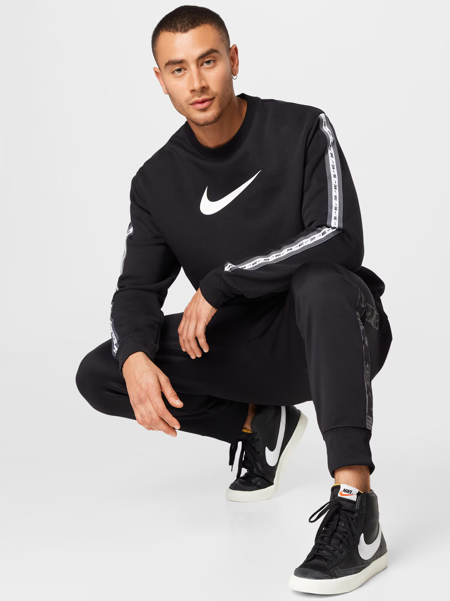 Nike Sportswear Bluză de molton negru / alb - Pled.ro