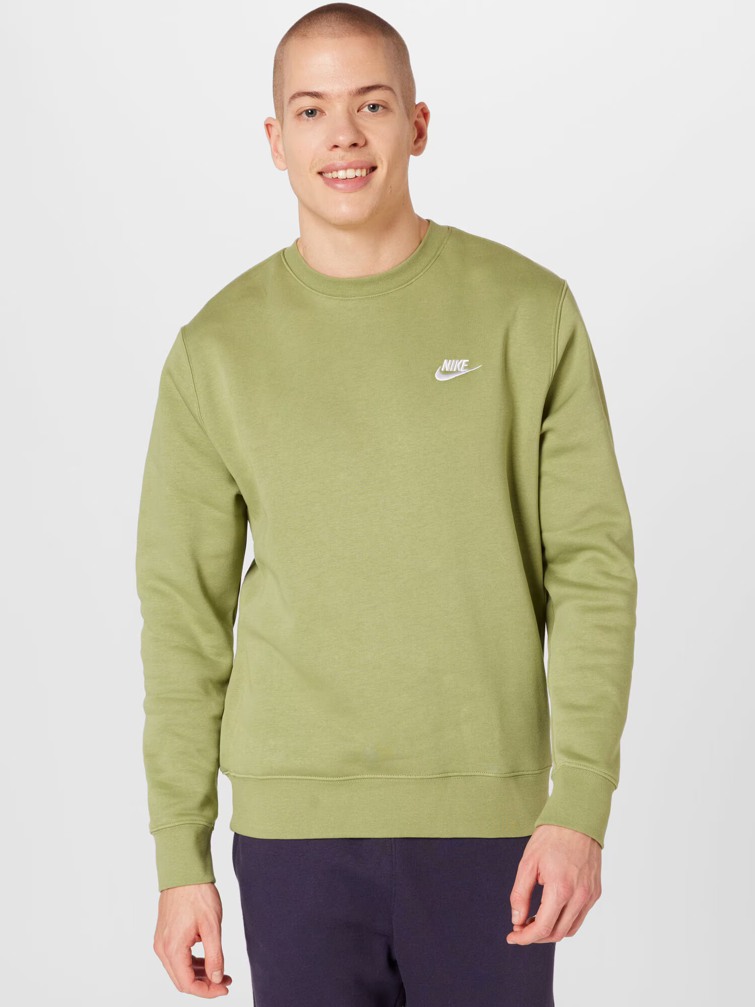 Nike Sportswear Bluză de molton 'Club Fleece' verde stuf / alb - Pled.ro