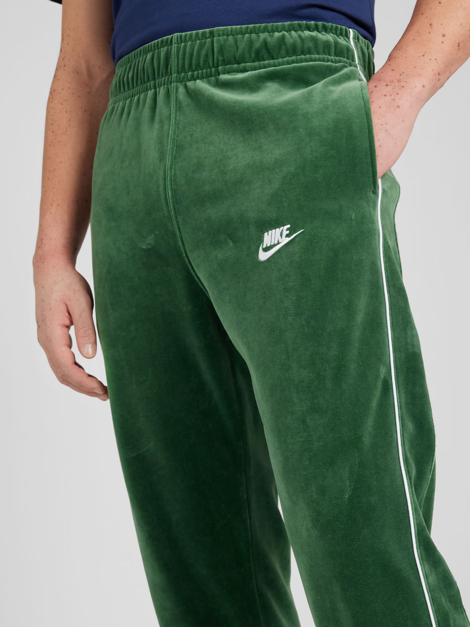 Nike Sportswear Pantaloni 'CLUB' verde / alb - Pled.ro