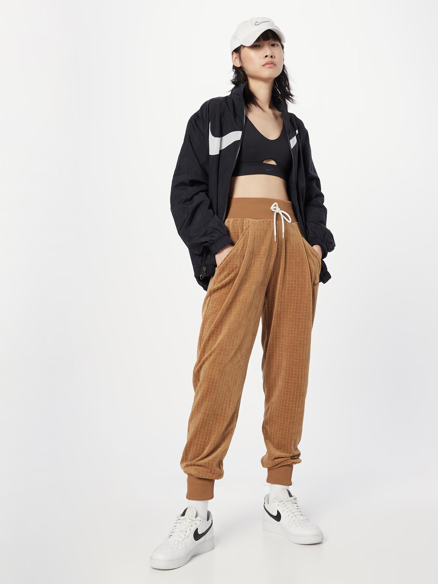 Nike Sportswear Pantaloni cutați maro caramel / maro închis - Pled.ro