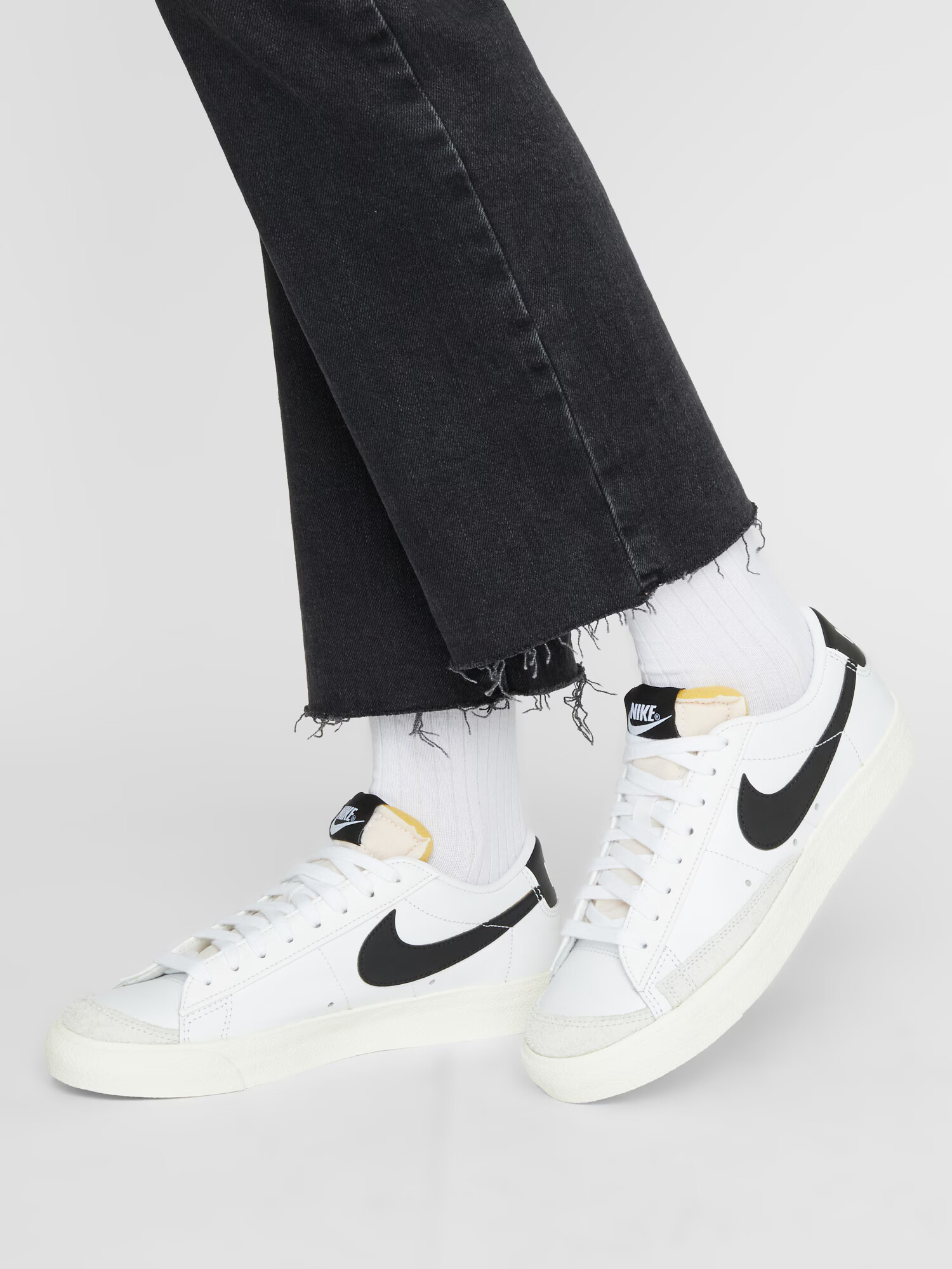 Nike Sportswear Sneaker low 'BLAZER LOW 77' negru / alb / alb coajă de ou - Pled.ro