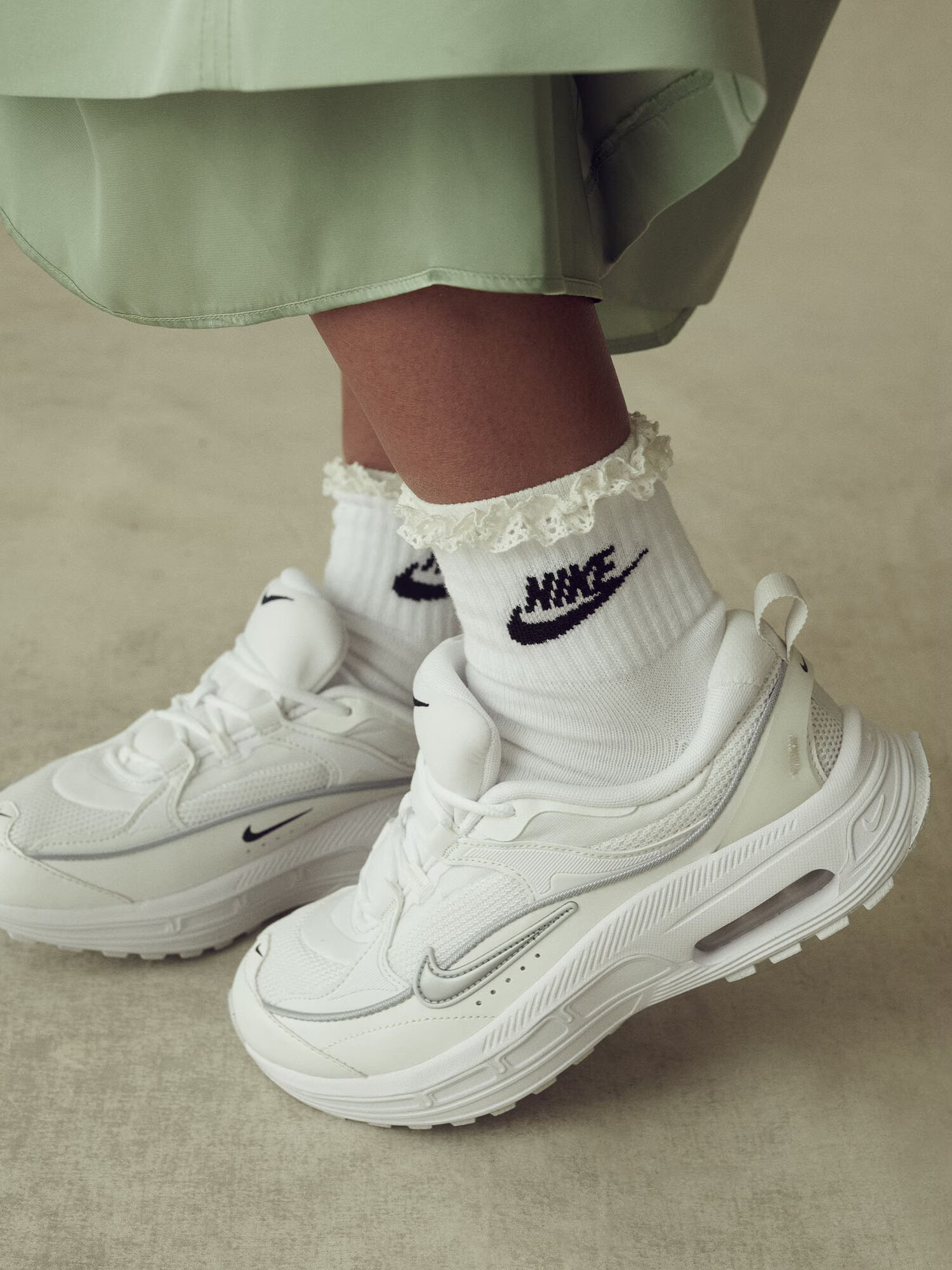 Nike Sportswear Sneaker low 'AIR MAX BLISS' gri / alb - Pled.ro