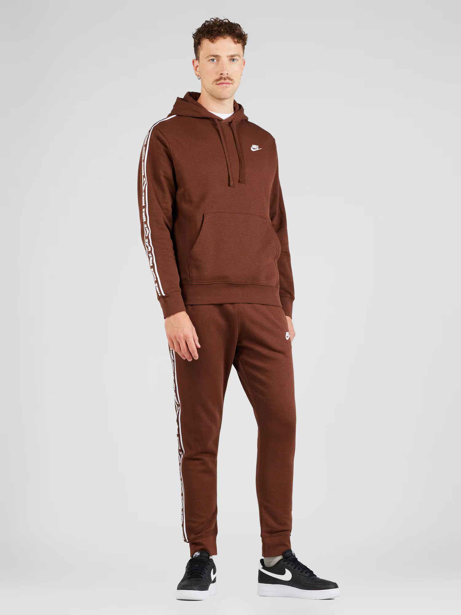 Nike Sportswear Trening 'CLUB FLEECE' castaniu / alb - Pled.ro