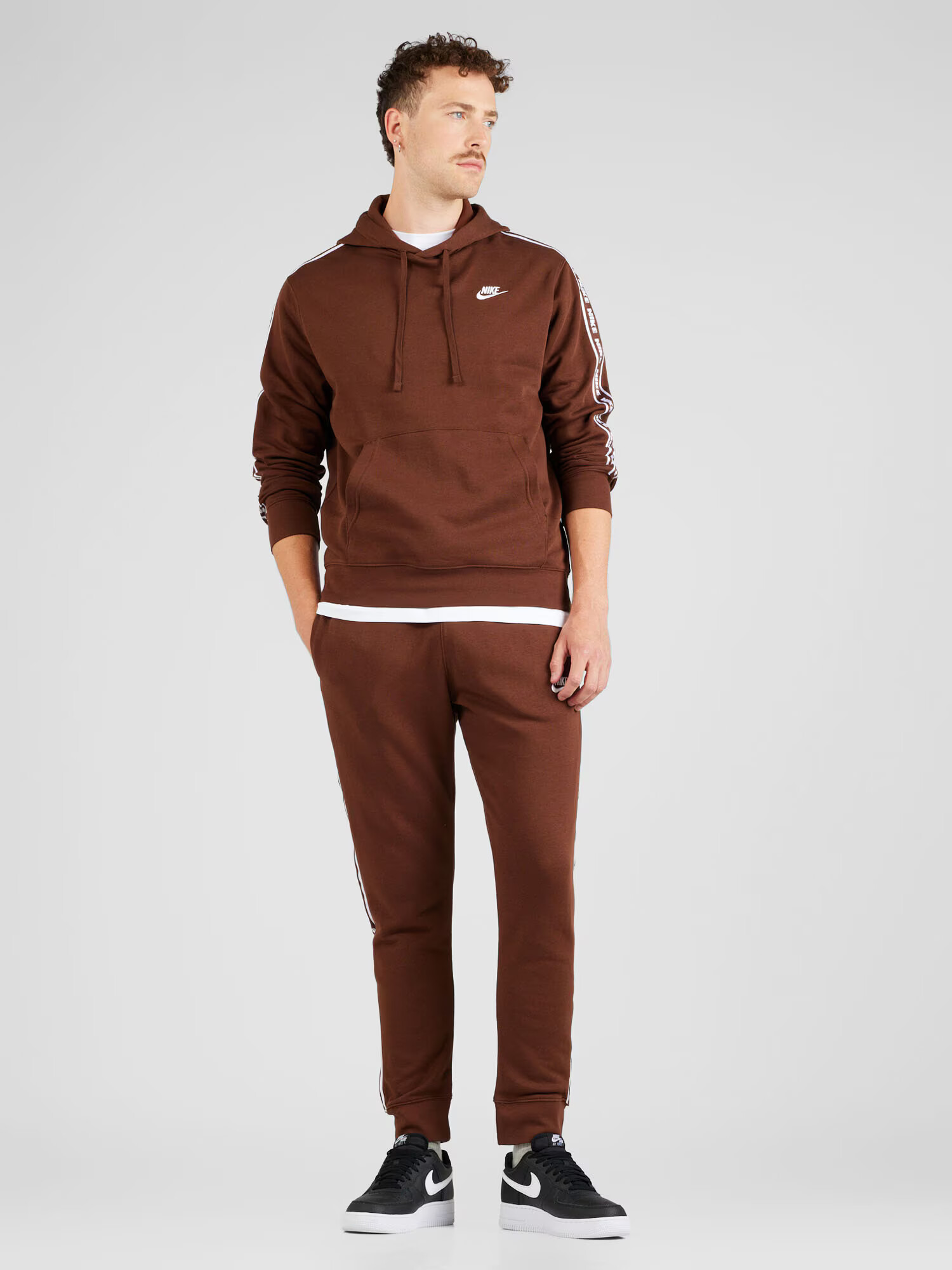 Nike Sportswear Trening 'CLUB FLEECE' castaniu / alb - Pled.ro