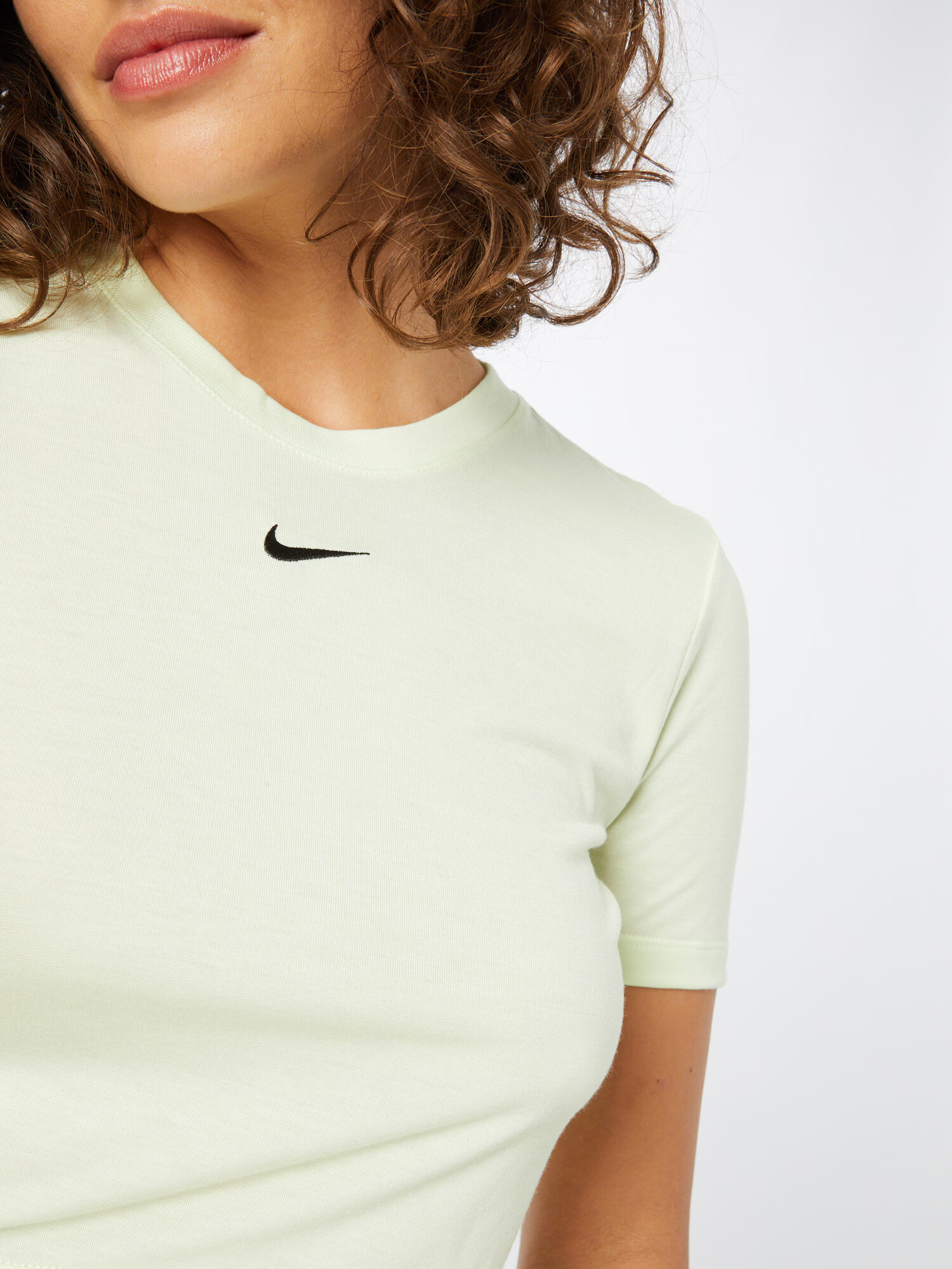 Nike Sportswear Tricou 'Essential' verde pastel / negru - Pled.ro