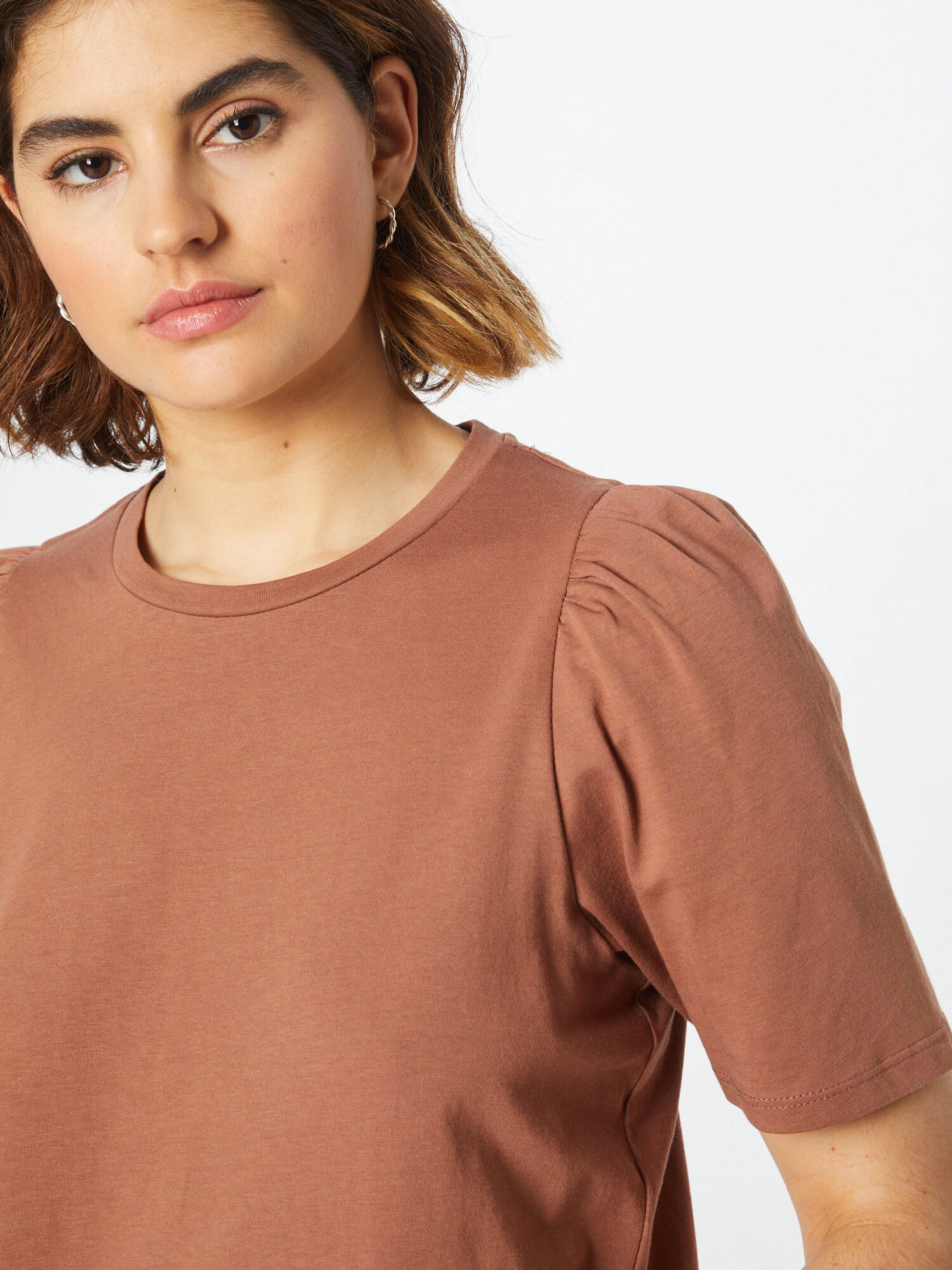 Noisy may Tricou 'SHOUT' maro caramel - Pled.ro