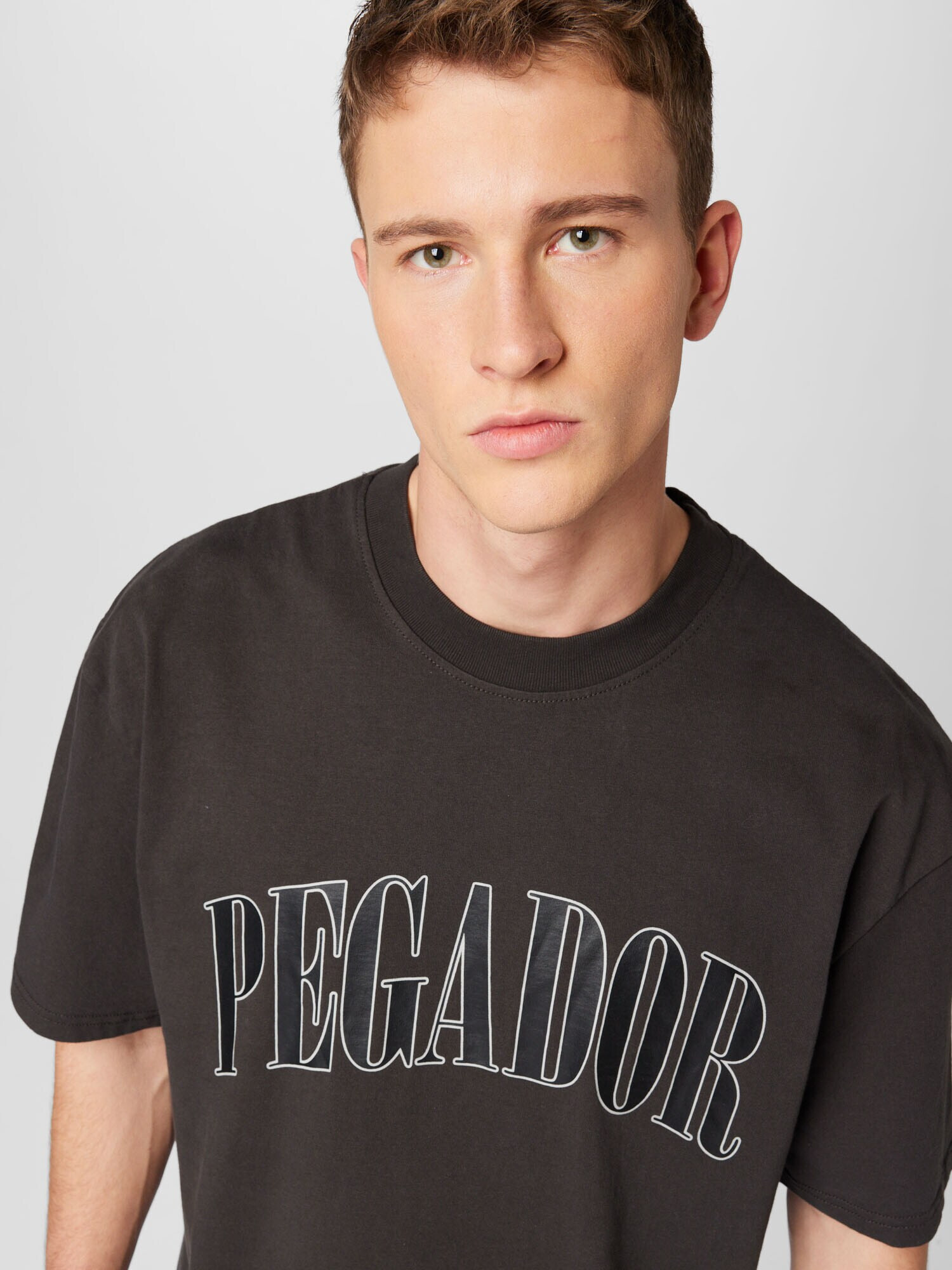 Pegador Tricou 'CALI' gri / negru / alb - Pled.ro