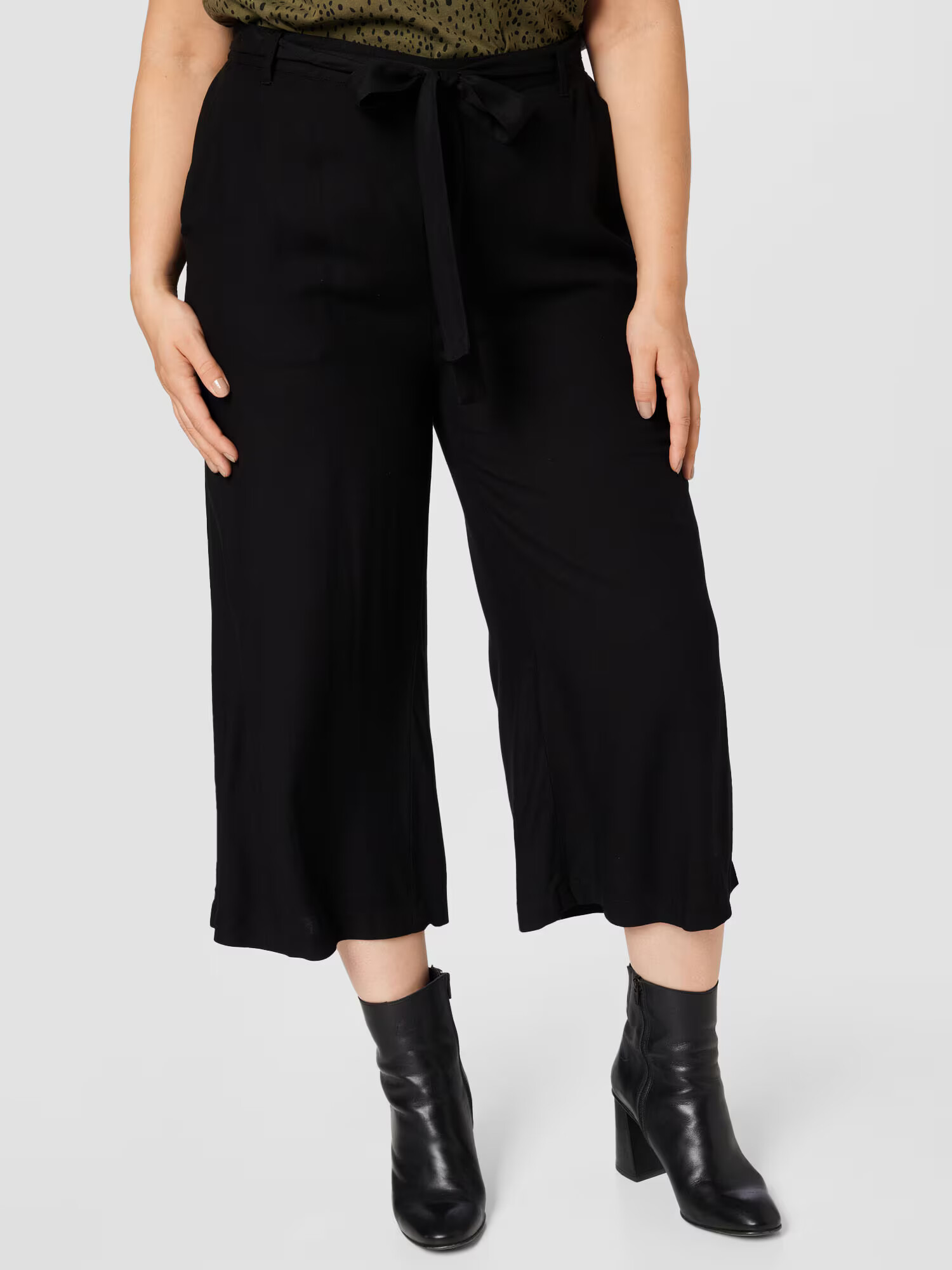 PIECES Curve Pantaloni cutați 'NYA' negru - Pled.ro