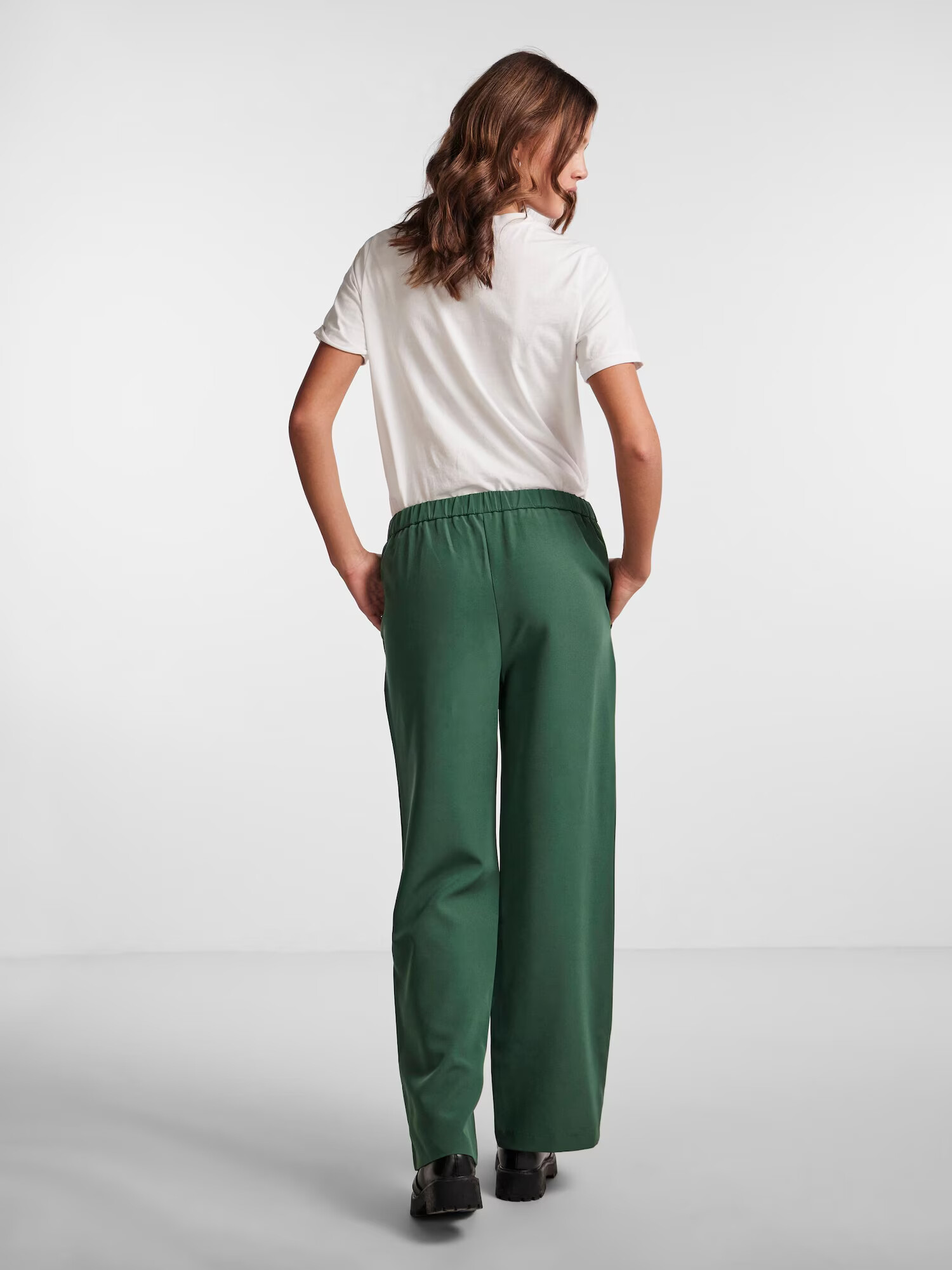 PIECES Pantaloni 'BOSSY' verde - Pled.ro