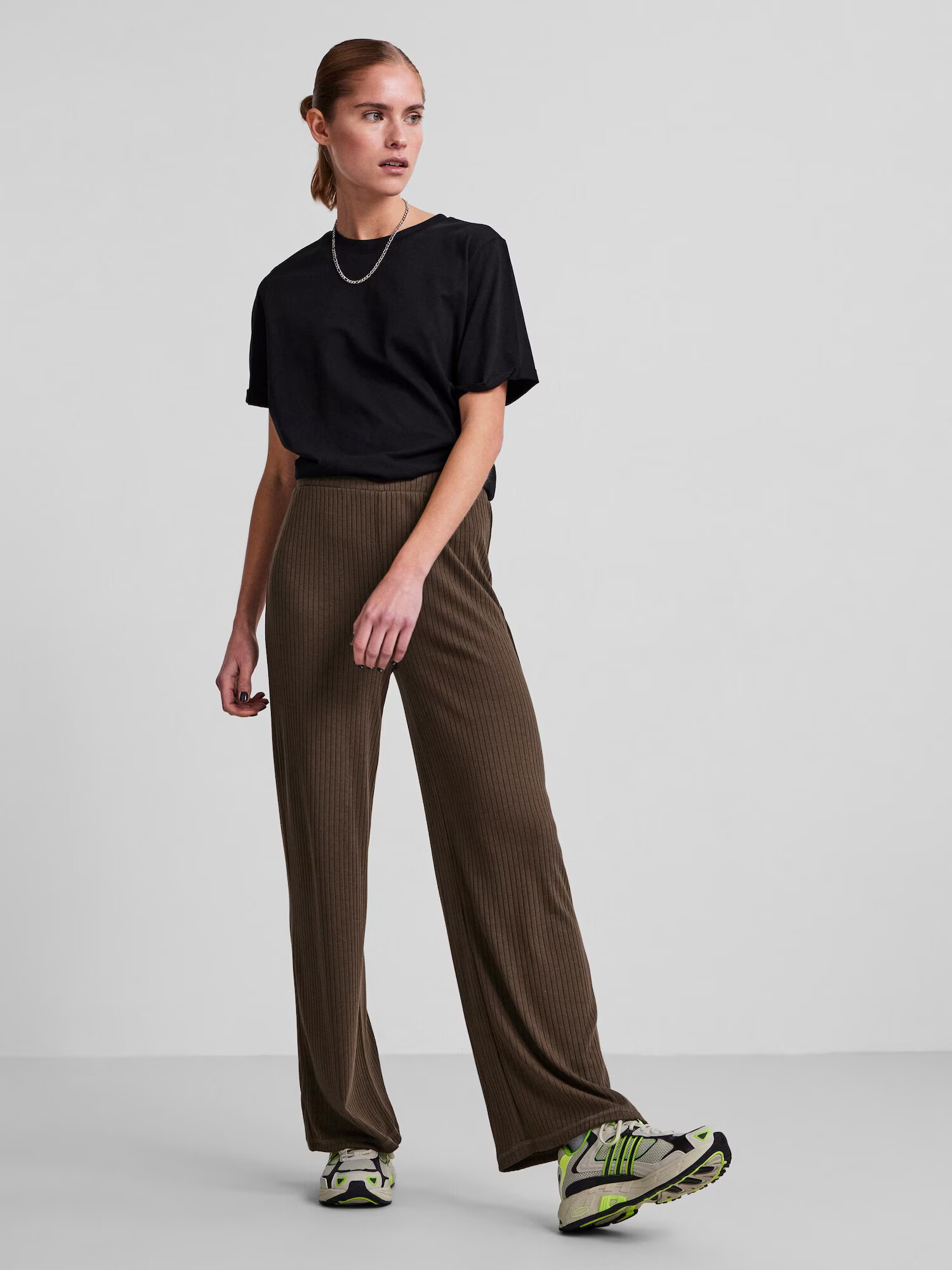 PIECES Pantaloni 'Molly' kaki - Pled.ro