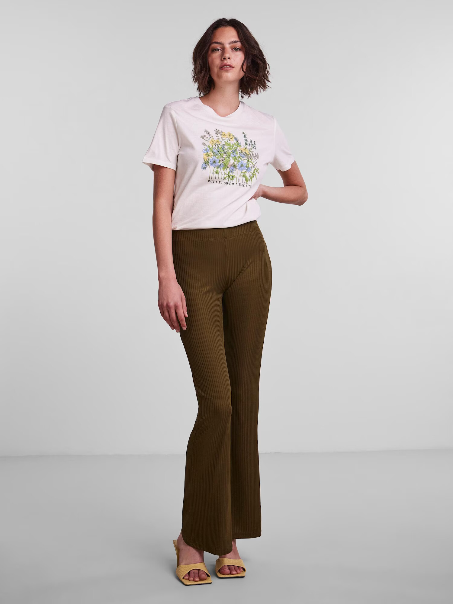 PIECES Pantaloni 'Toppy' oliv - Pled.ro