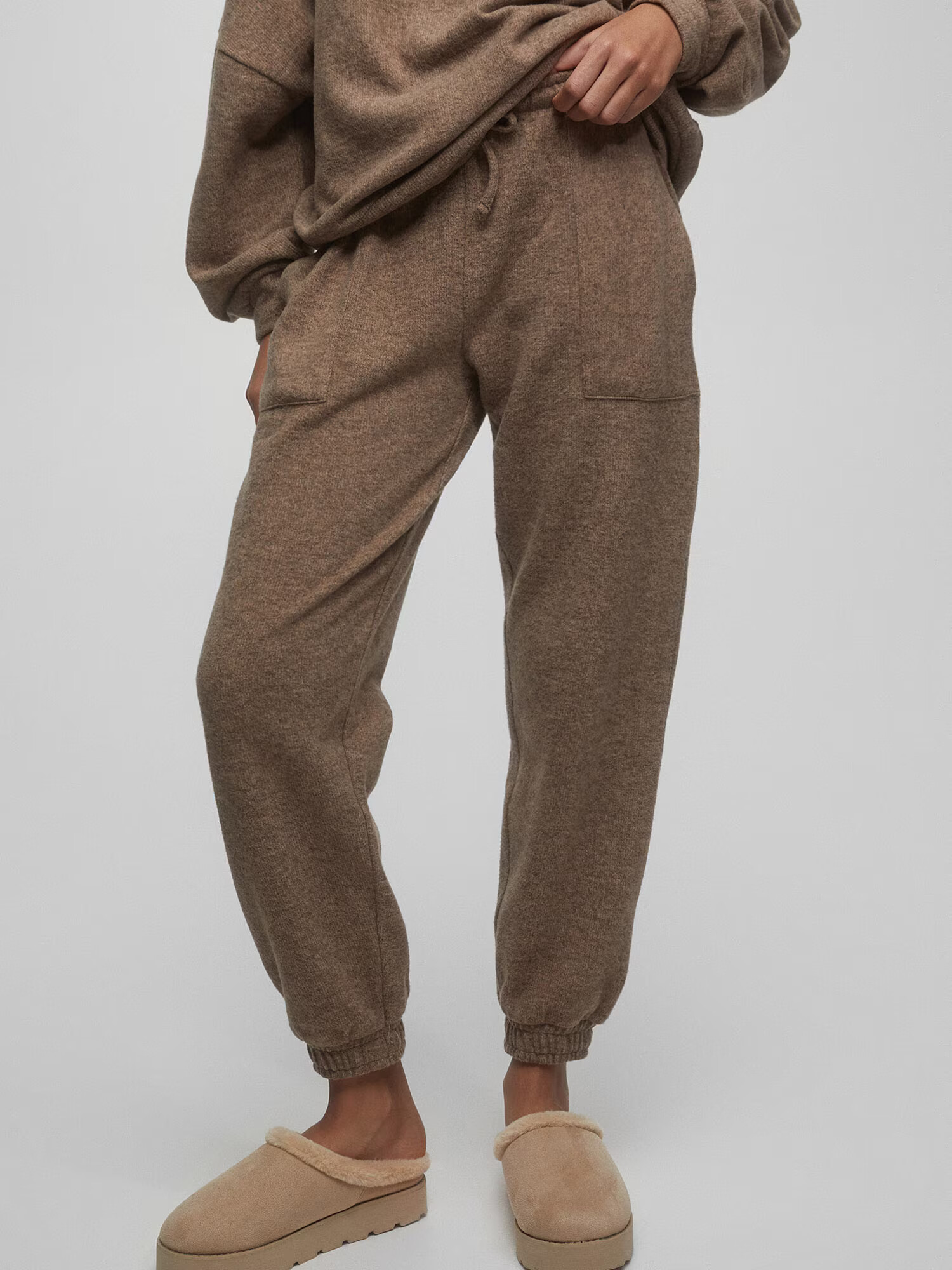 Pull&Bear Pantaloni bej închis - Pled.ro