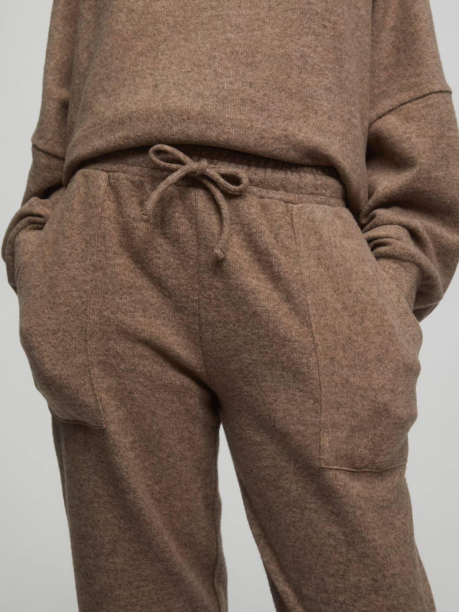 Pull&Bear Pantaloni bej închis - Pled.ro