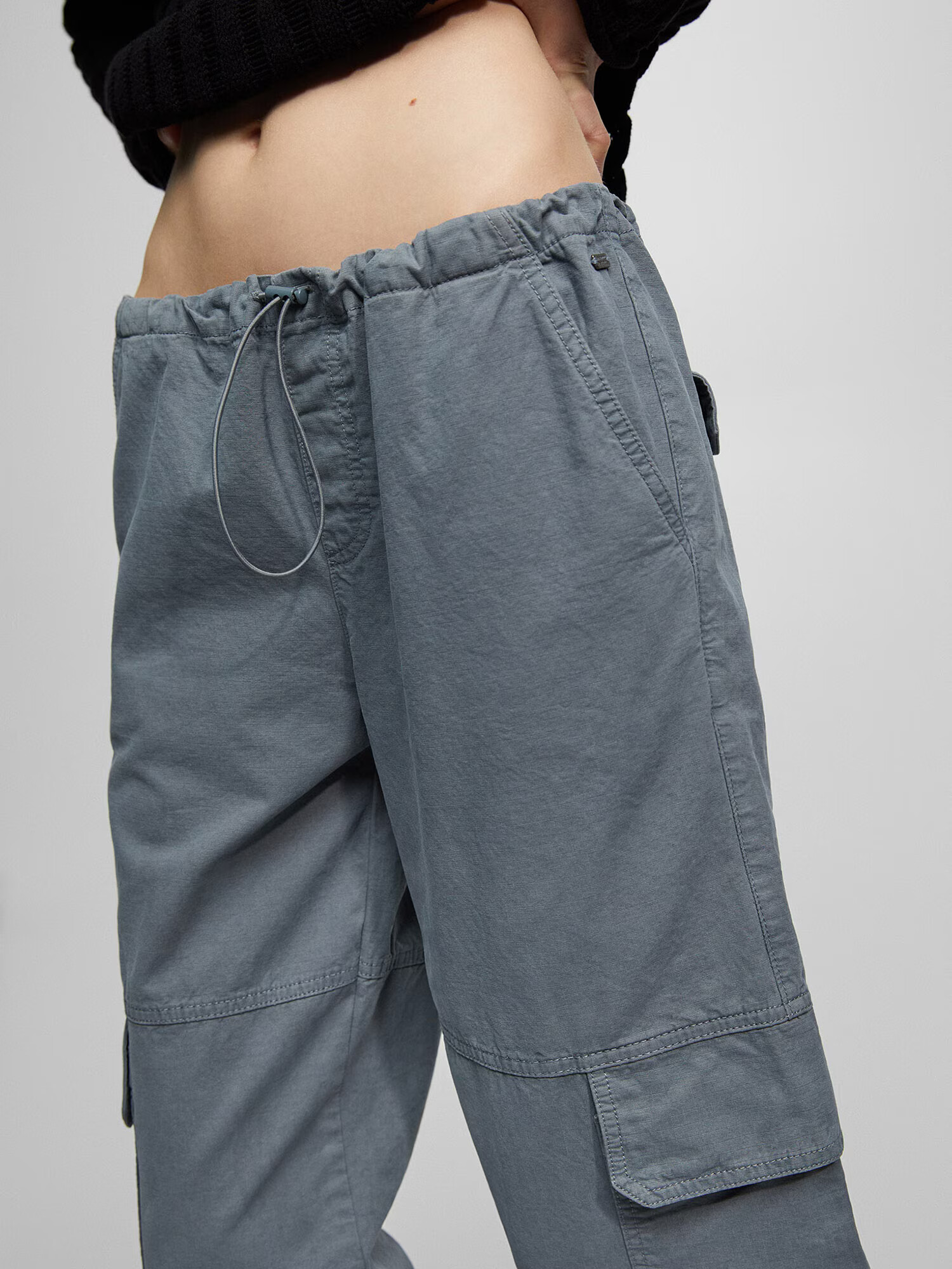 Pull&Bear Pantaloni cu buzunare albastru porumbel - Pled.ro