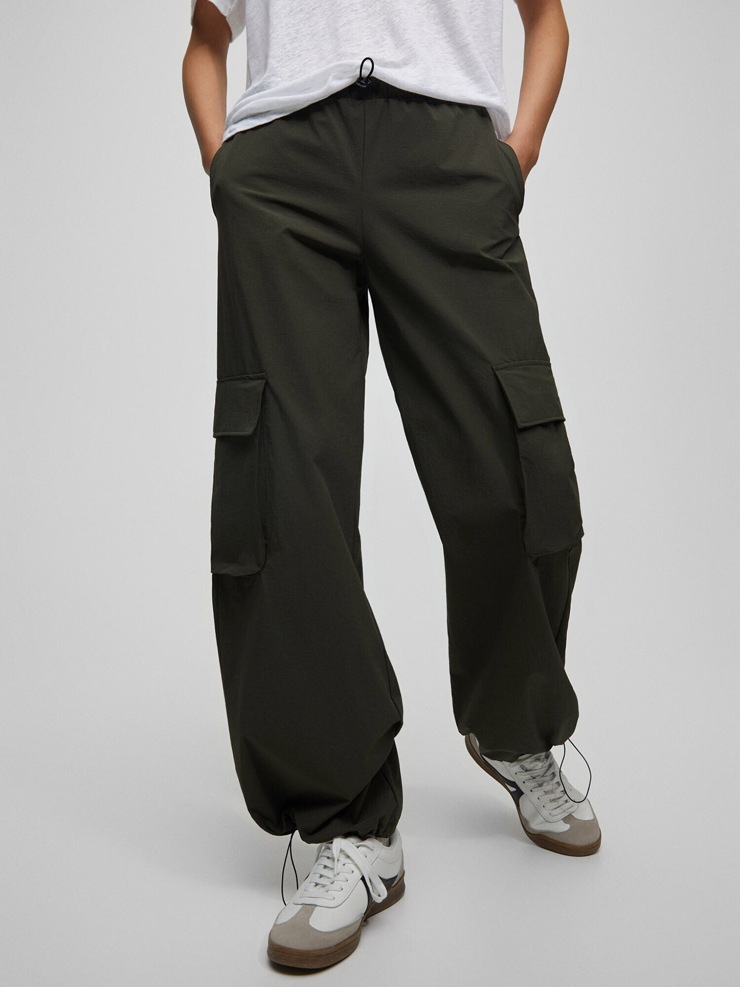 Pull&Bear Pantaloni cu buzunare kaki - Pled.ro